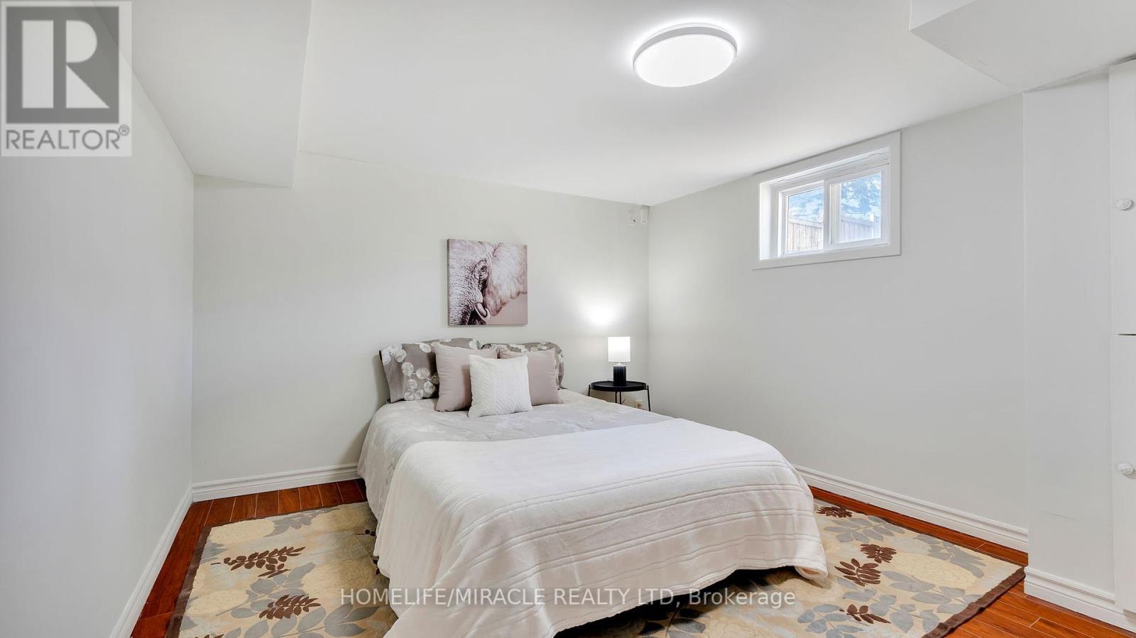 Photo 38 of 8 Hollyhedge Drive, Toronto ON