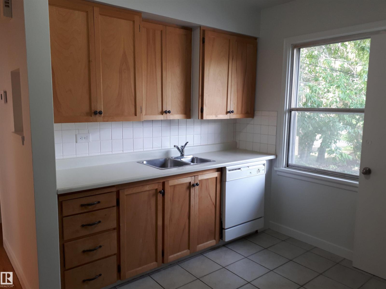 Photo 5 of 10915 122 St Nw, Edmonton AB