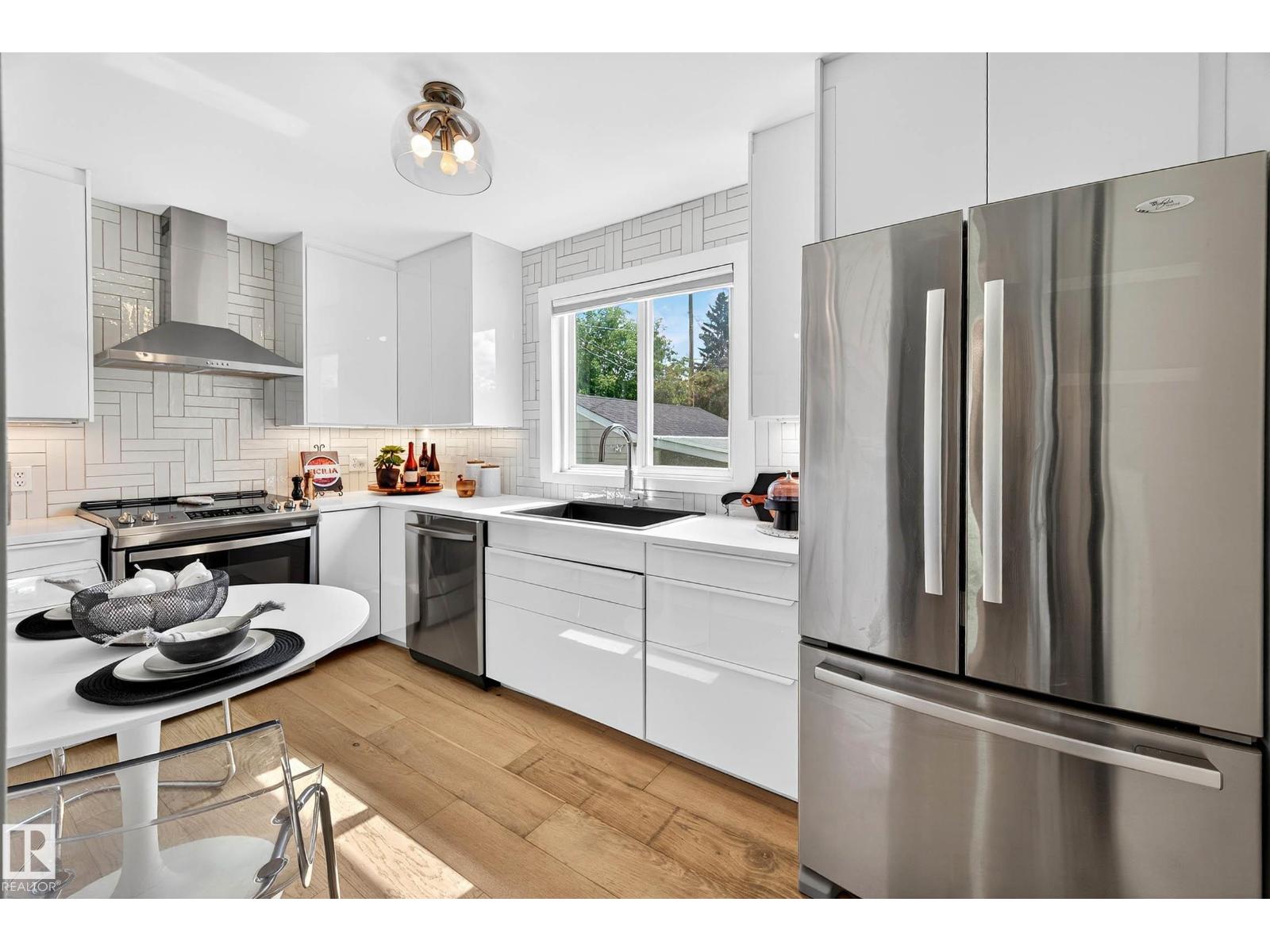 Photo 2 of 10507 69 Av Nw, Edmonton AB