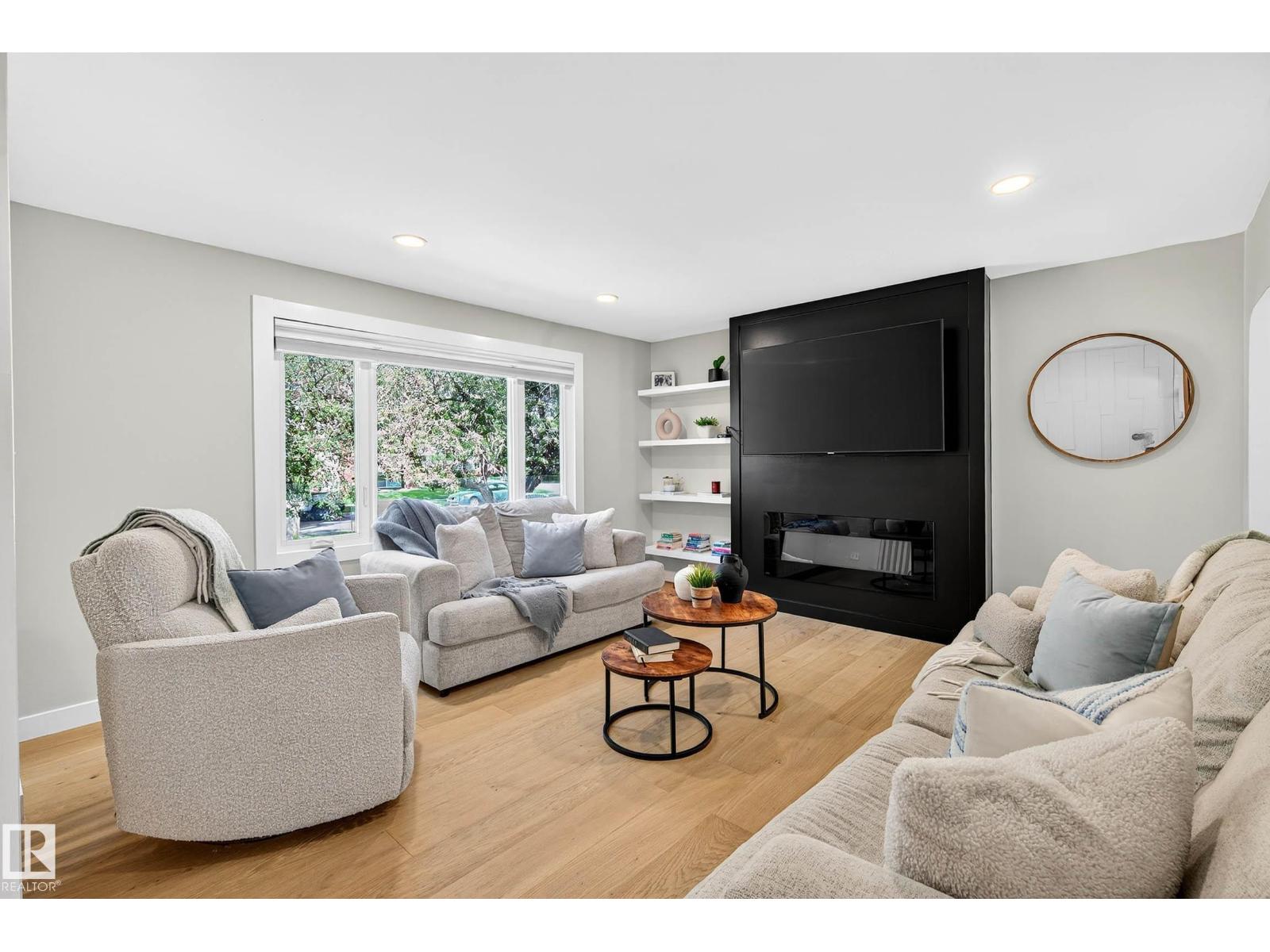 Photo 5 of 10507 69 Av Nw, Edmonton AB