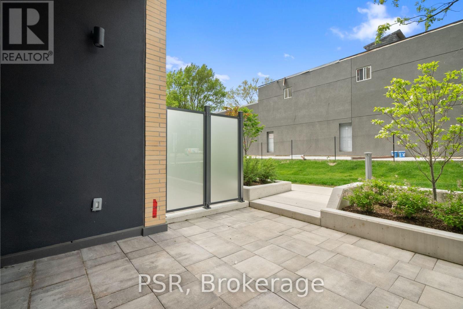 Photo 11 of 110 200 Deerfield Road, Newmarket ON