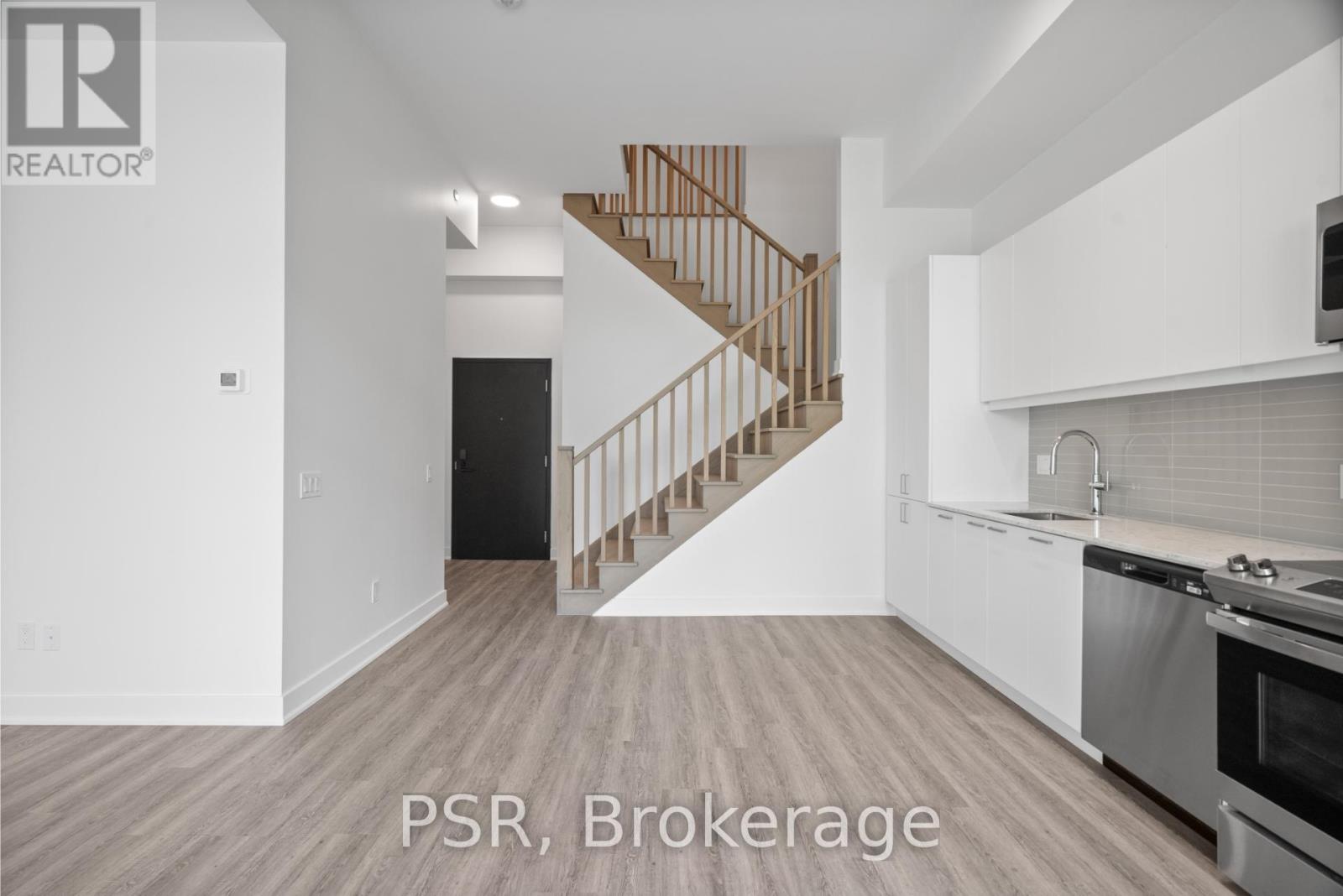 Photo 4 of 110 200 Deerfield Road, Newmarket ON