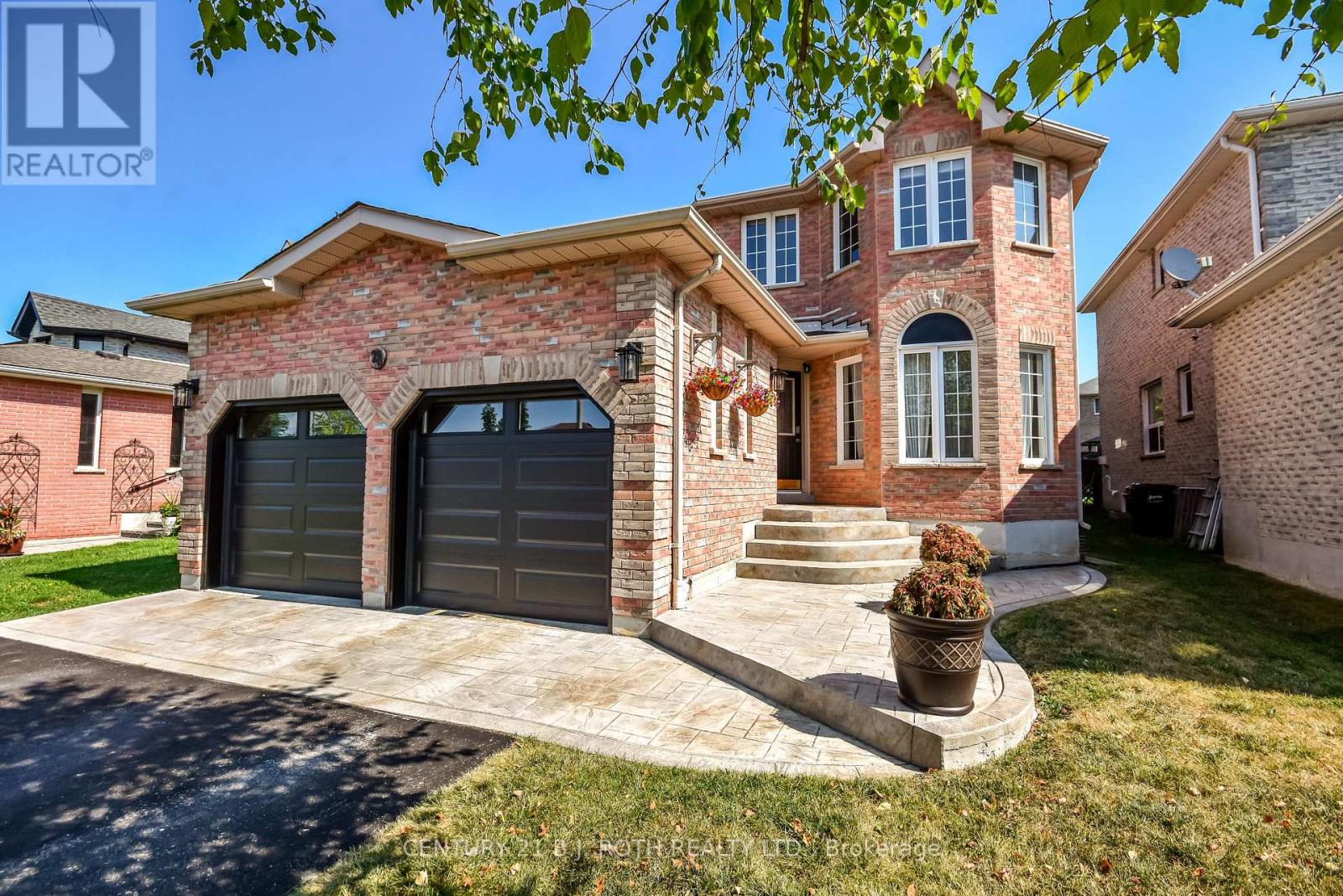 Photo 2 of 28 Shaina Court, Barrie ON