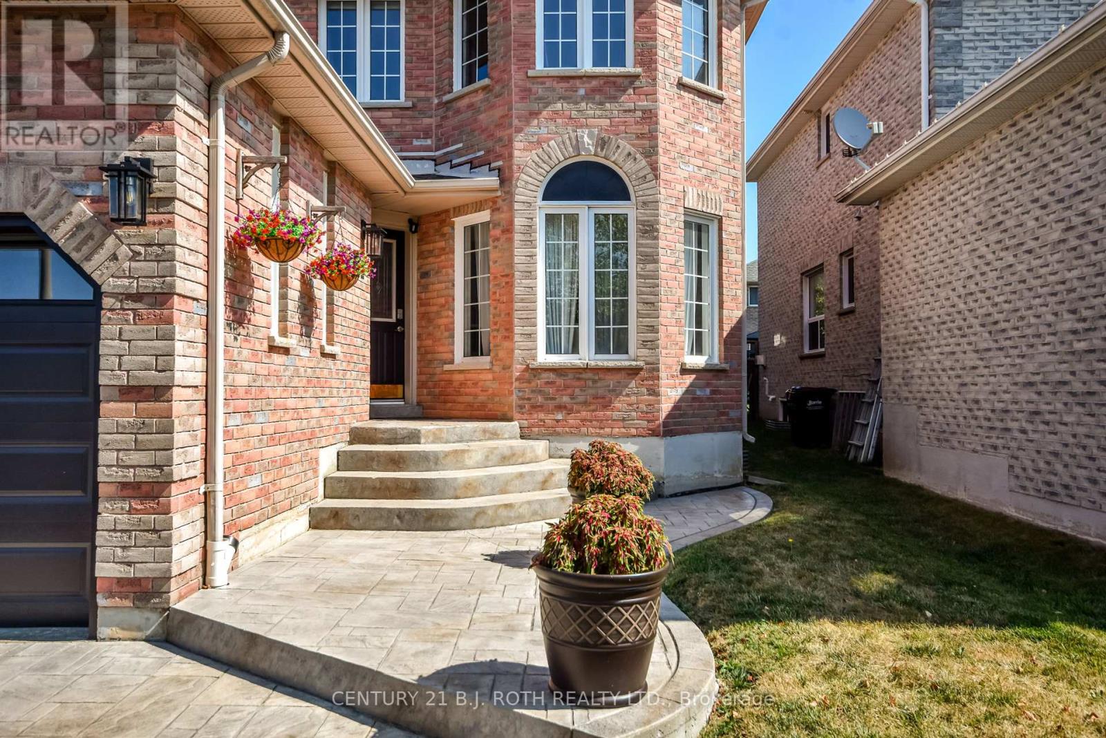 Photo 3 of 28 Shaina Court, Barrie ON