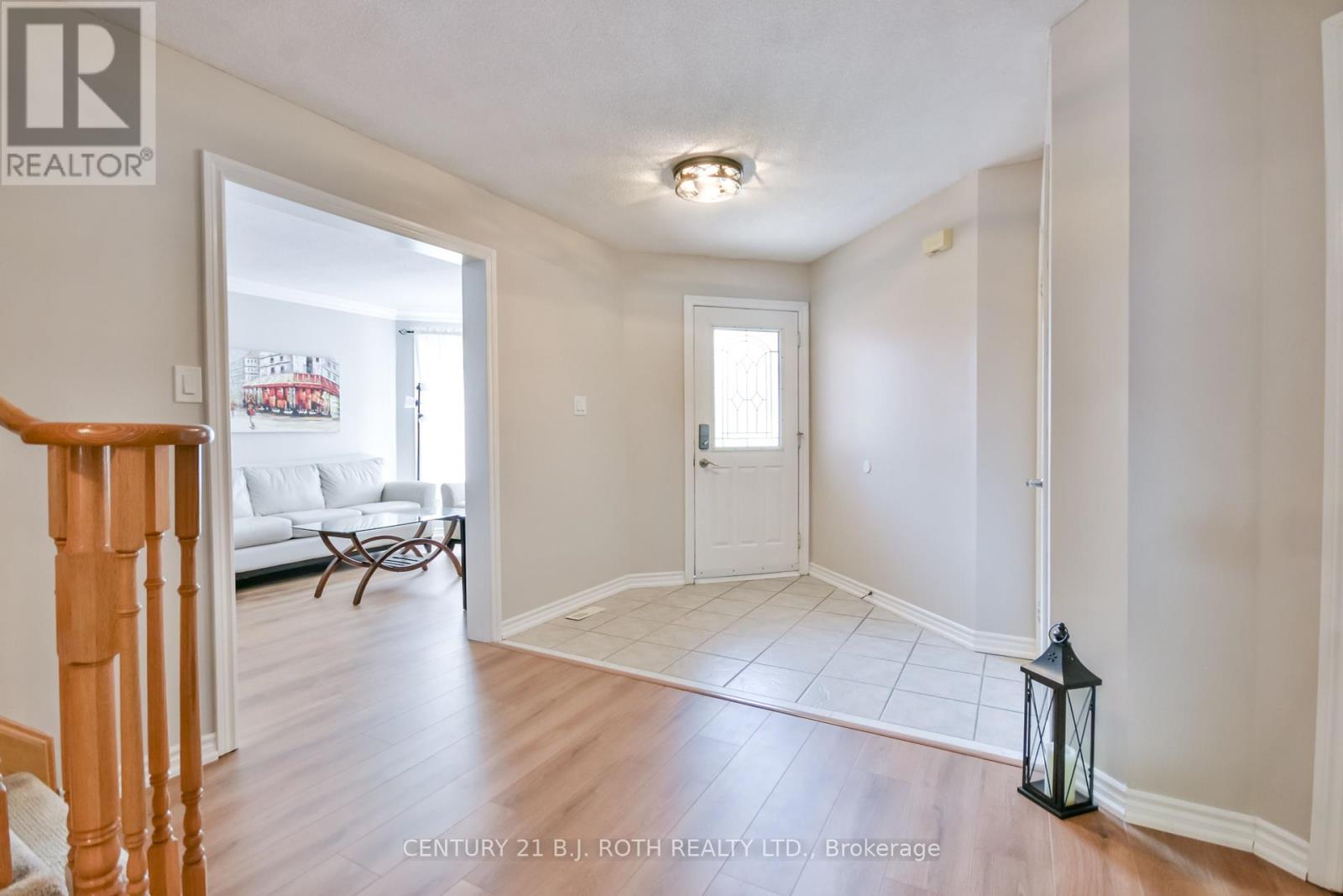 Photo 4 of 28 Shaina Court, Barrie ON