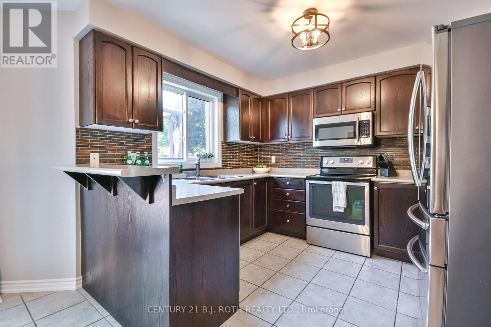 Photo 9 of 28 Shaina Court, Barrie ON