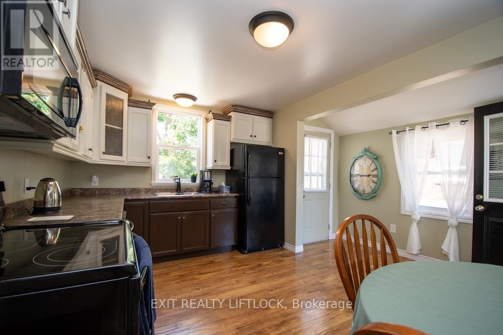 Photo 3 of 26 Victoria Avenue, Peterborough North ON