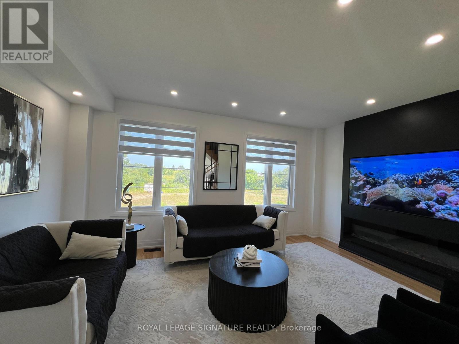 Photo 4 of 72 Waterside Way, Whitby ON