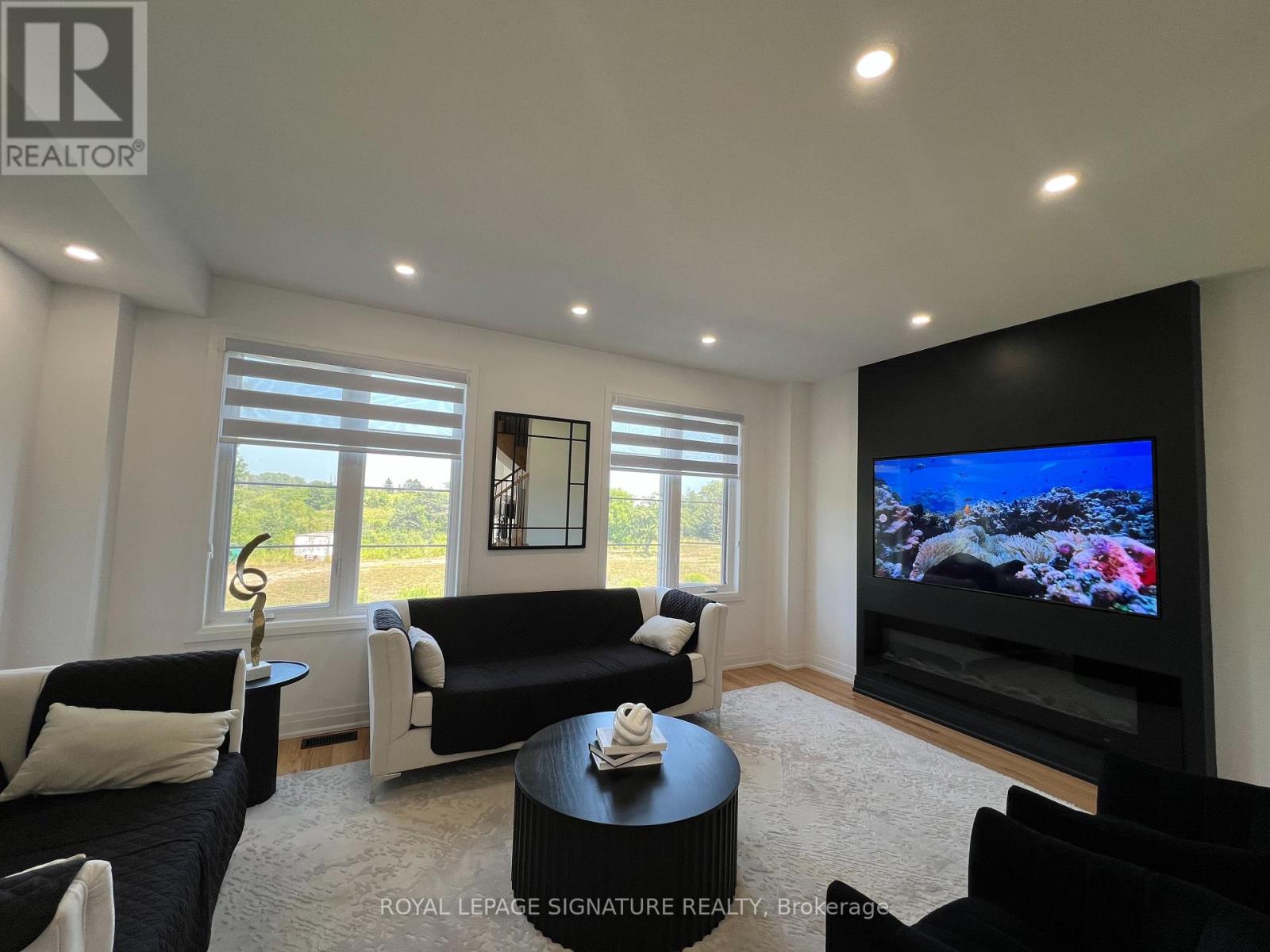Photo 3 of 72 Waterside Way, Whitby ON