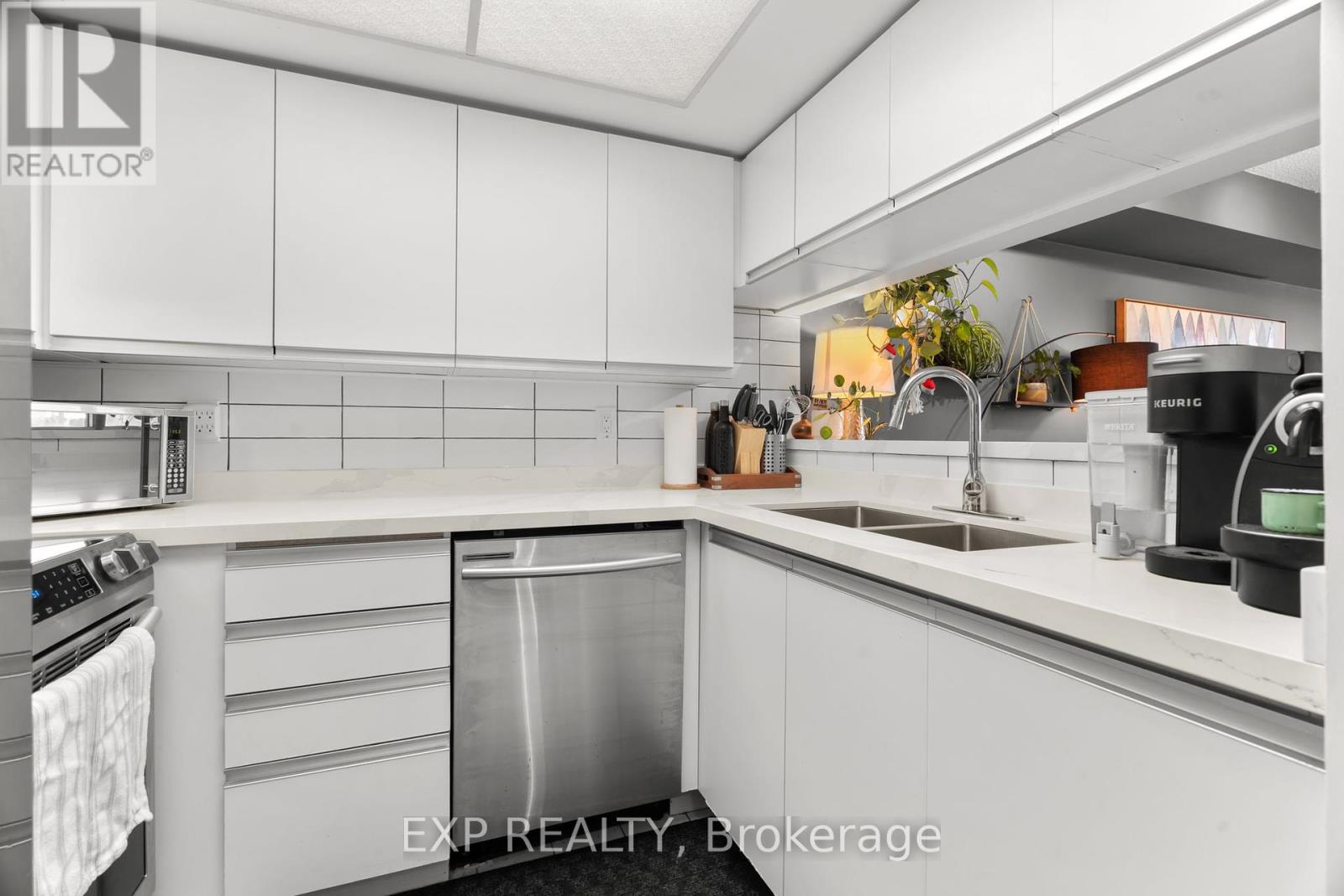 Photo 3 of 706 75 King Street E, Mississauga ON