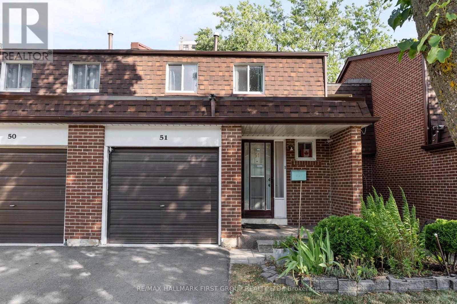 Photo 1 of 51 3025 Cedarglen Gate, Mississauga ON