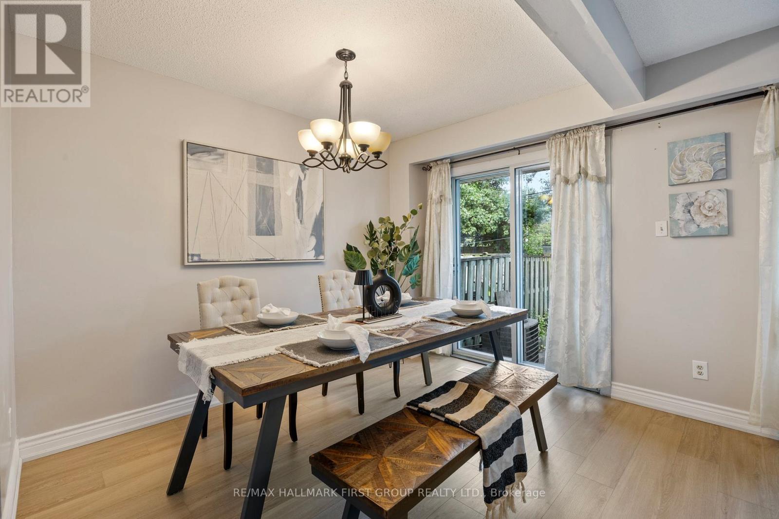Photo 10 of 51 3025 Cedarglen Gate, Mississauga ON