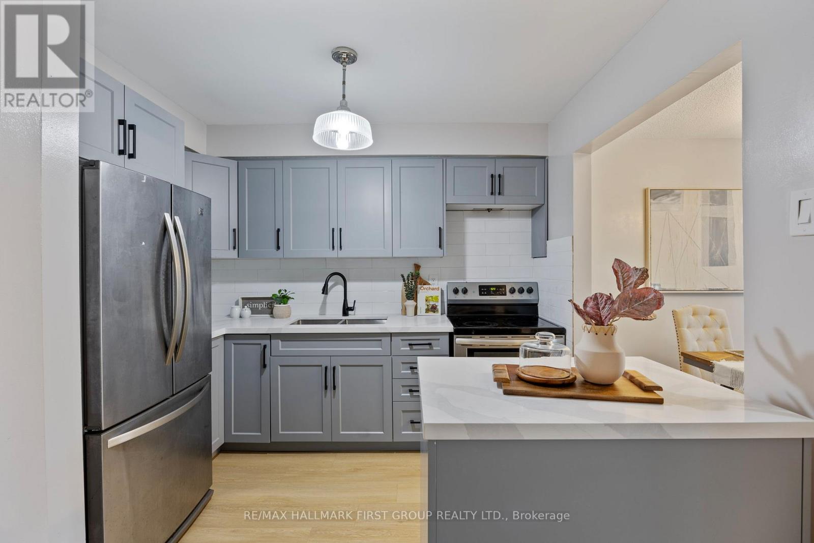 Photo 11 of 51 3025 Cedarglen Gate, Mississauga ON