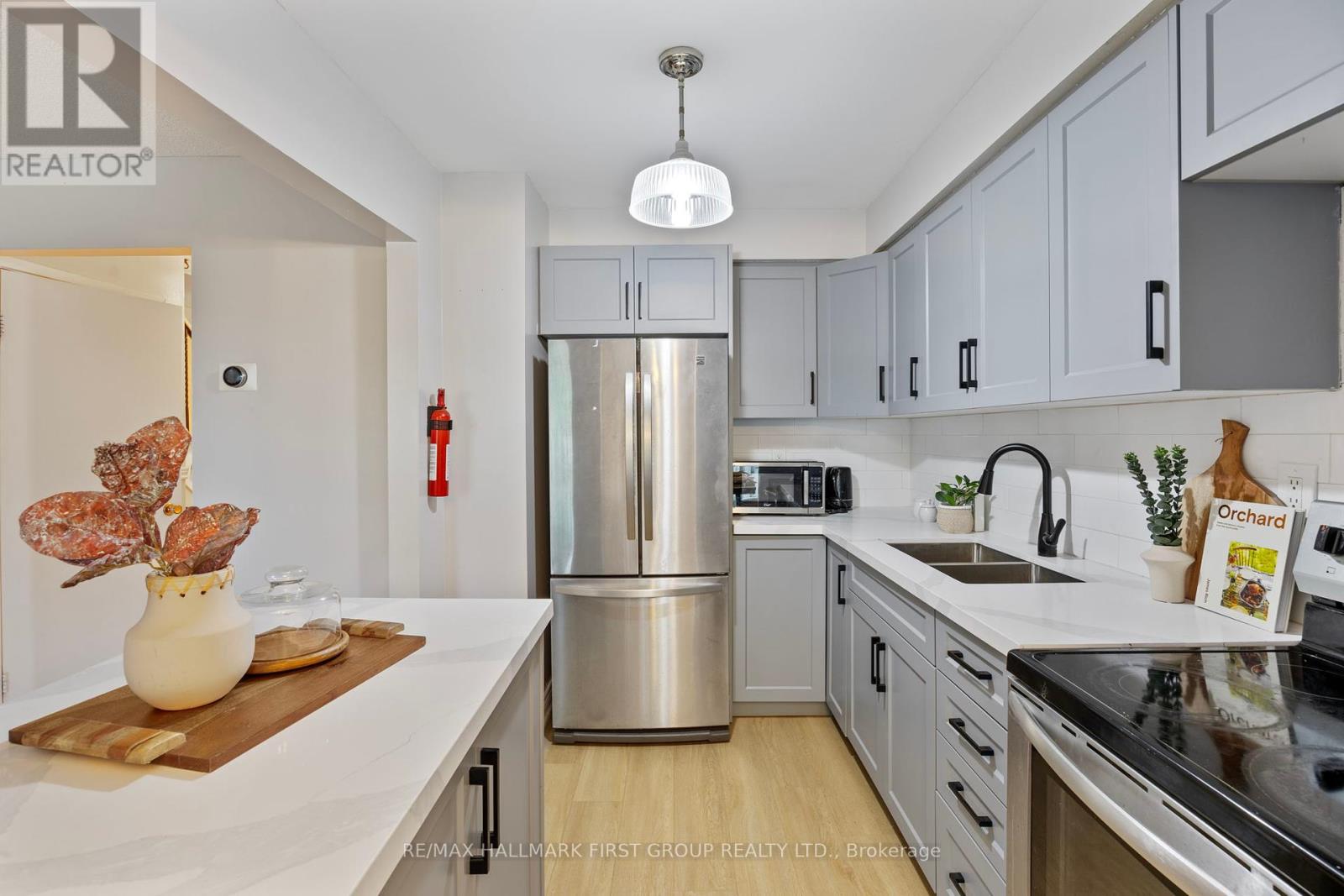 Photo 13 of 51 3025 Cedarglen Gate, Mississauga ON