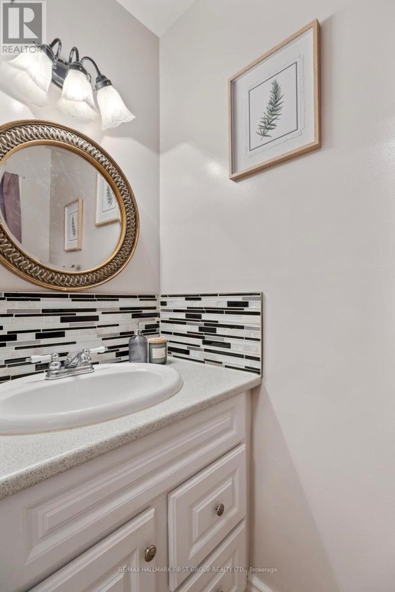 Photo 15 of 51 3025 Cedarglen Gate, Mississauga ON