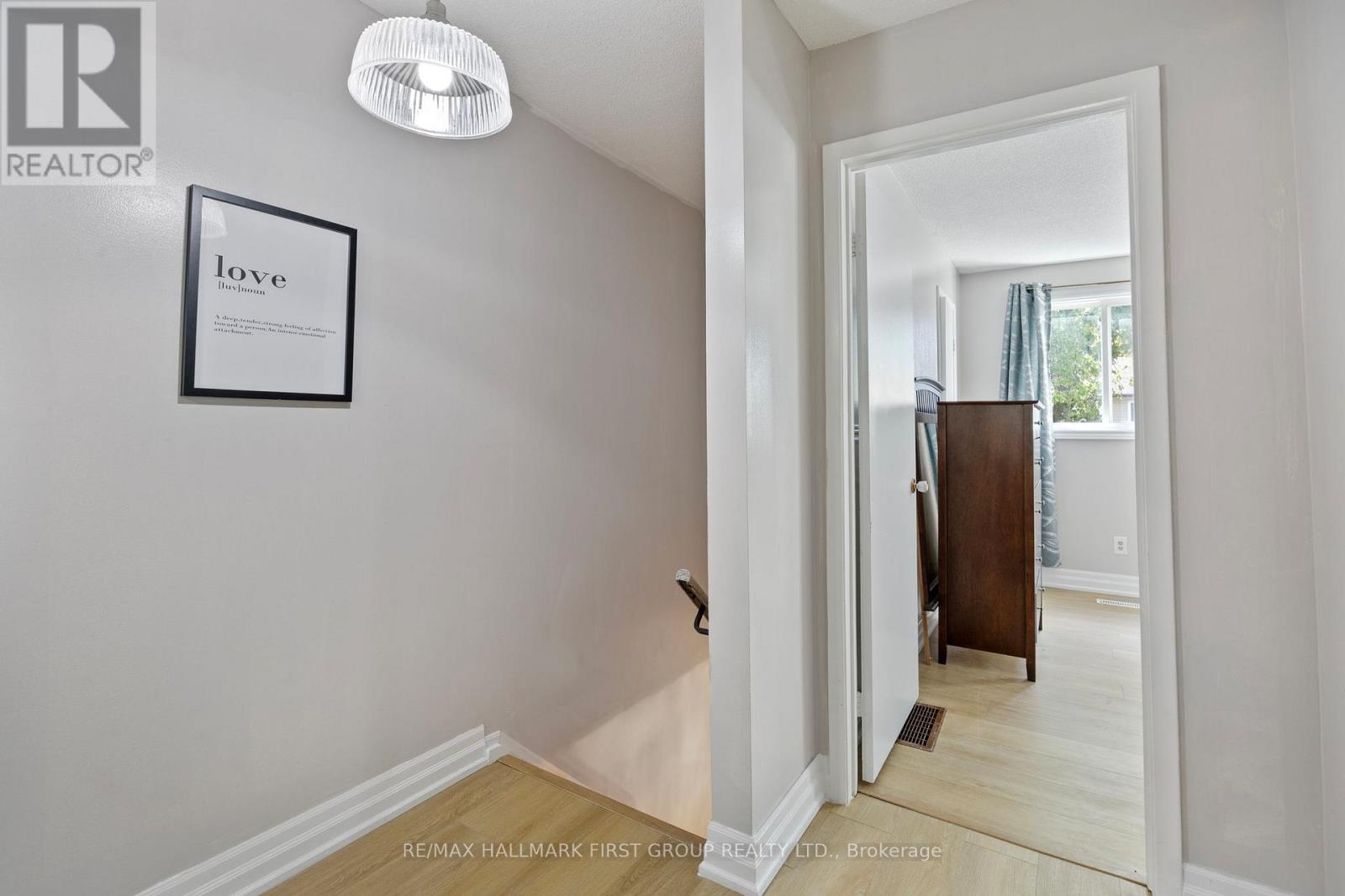 Photo 17 of 51 3025 Cedarglen Gate, Mississauga ON