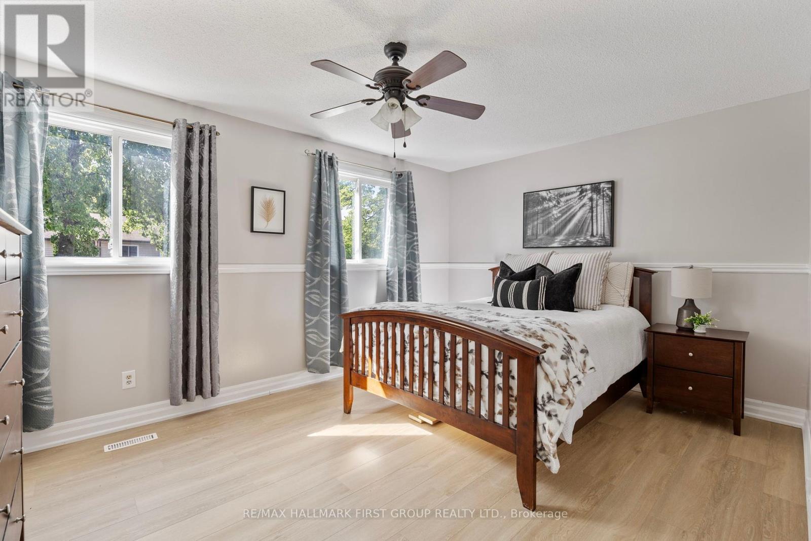 Photo 18 of 51 3025 Cedarglen Gate, Mississauga ON
