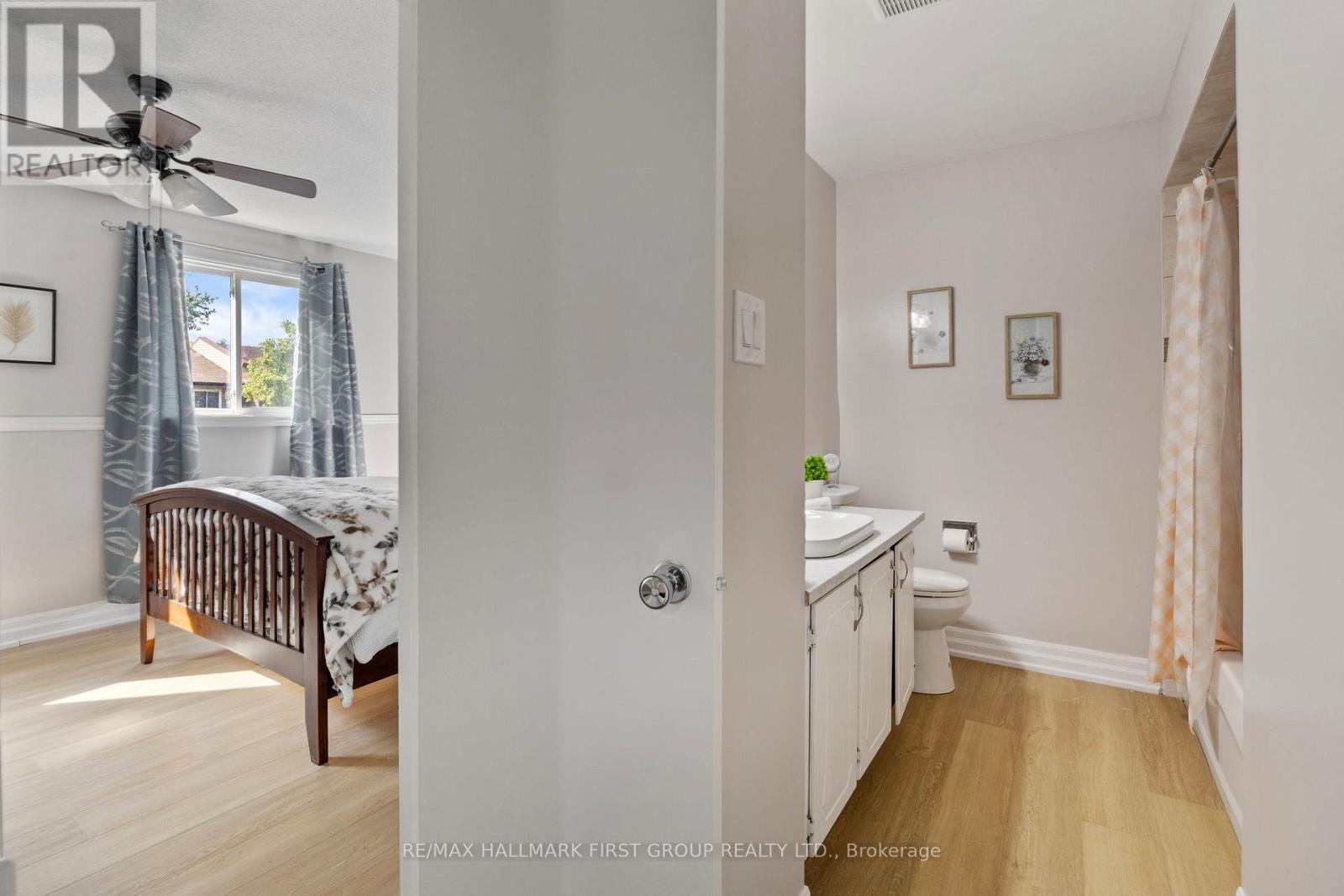 Photo 20 of 51 3025 Cedarglen Gate, Mississauga ON