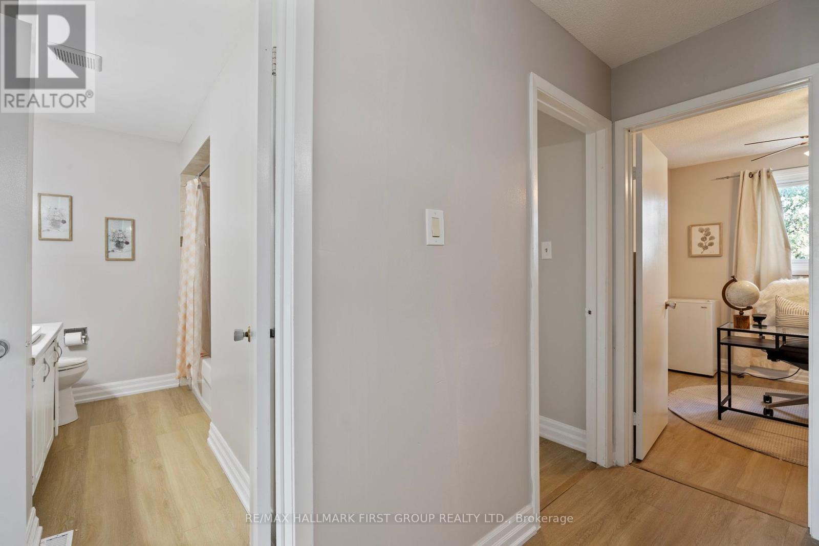 Photo 22 of 51 3025 Cedarglen Gate, Mississauga ON