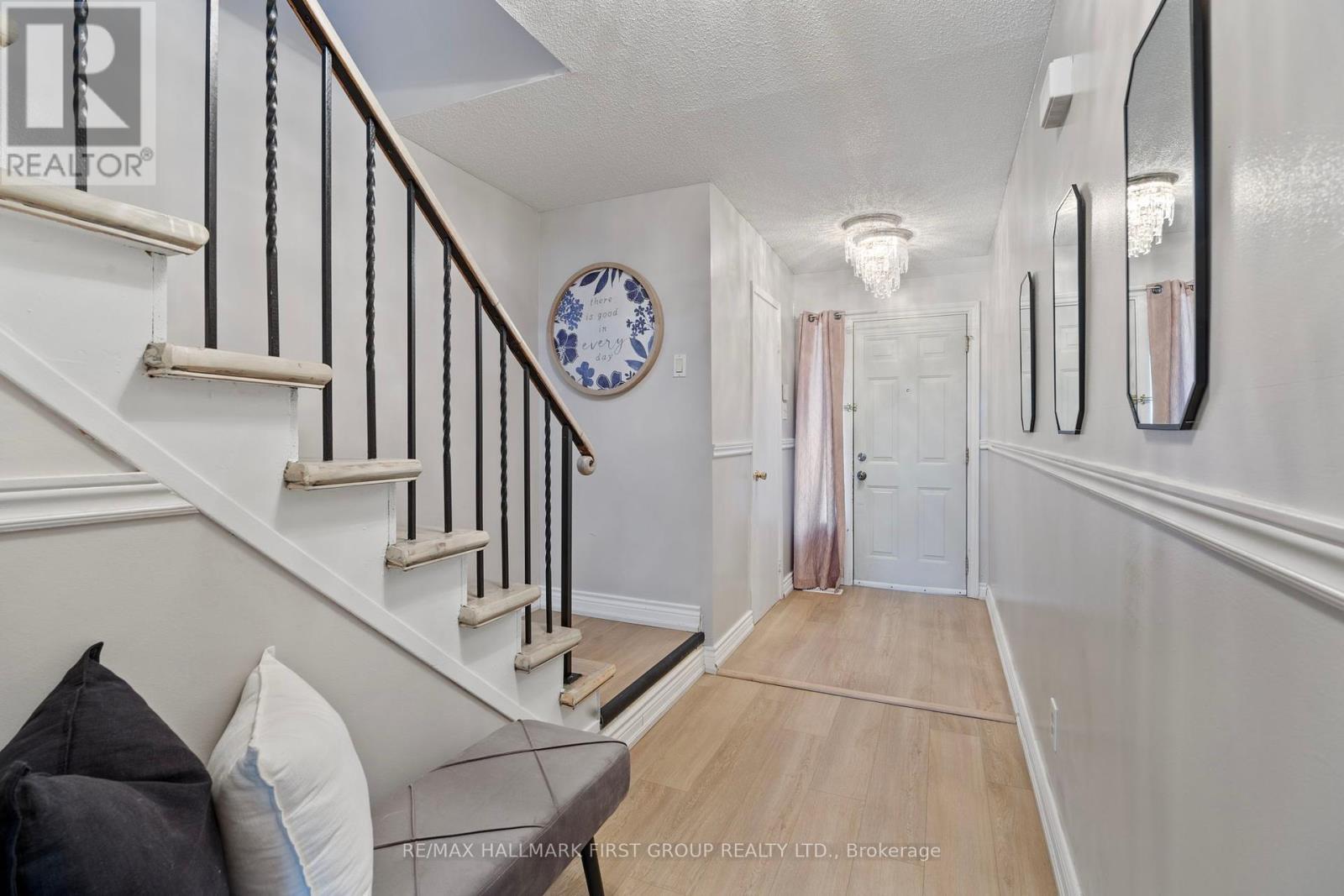 Photo 3 of 51 3025 Cedarglen Gate, Mississauga ON