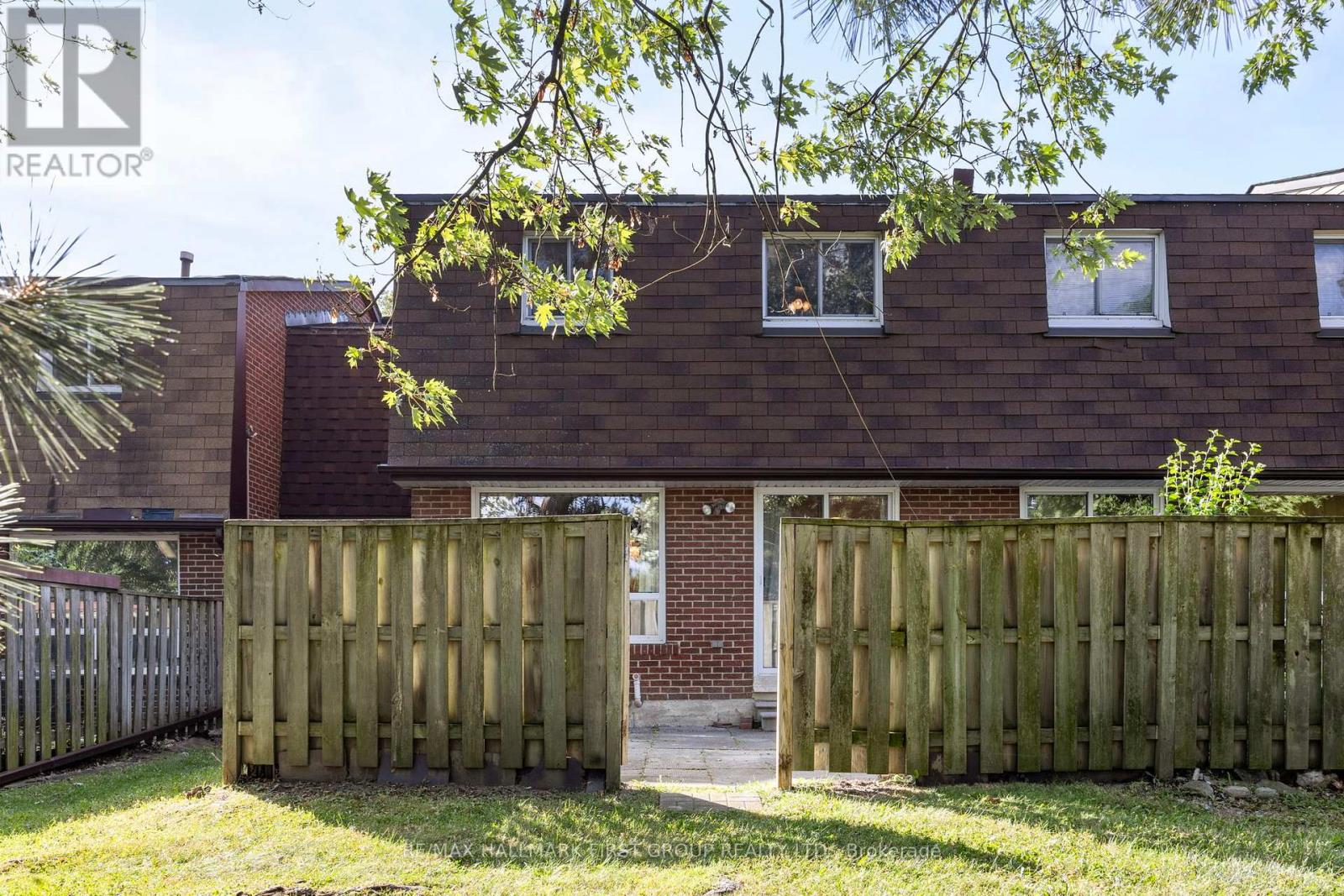 Photo 32 of 51 3025 Cedarglen Gate, Mississauga ON