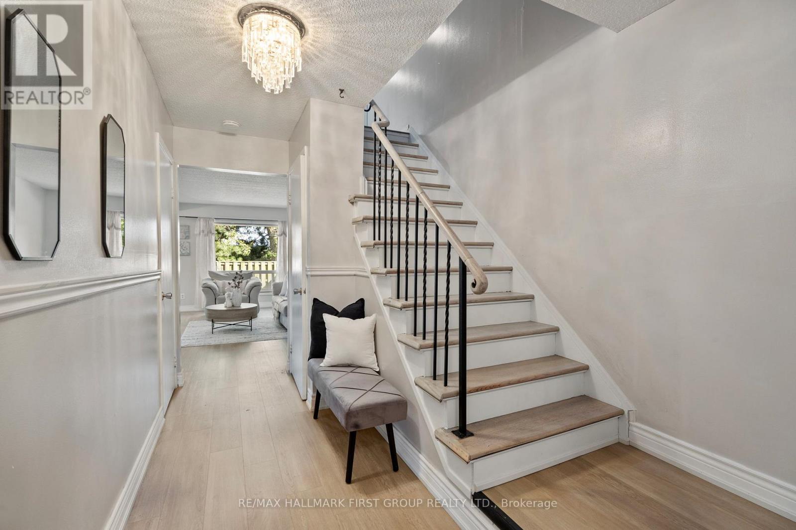 Photo 4 of 51 3025 Cedarglen Gate, Mississauga ON