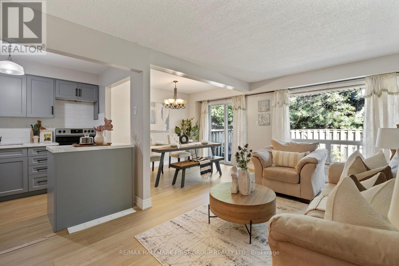 Photo 7 of 51 3025 Cedarglen Gate, Mississauga ON