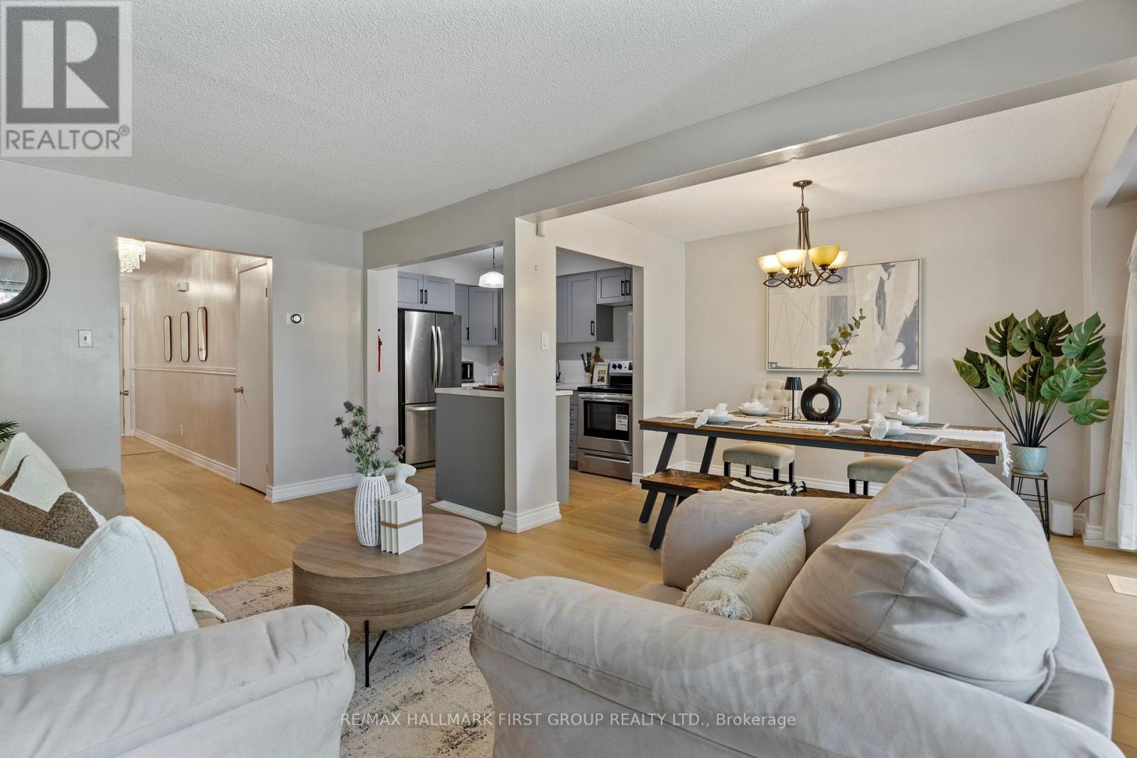 Photo 8 of 51 3025 Cedarglen Gate, Mississauga ON