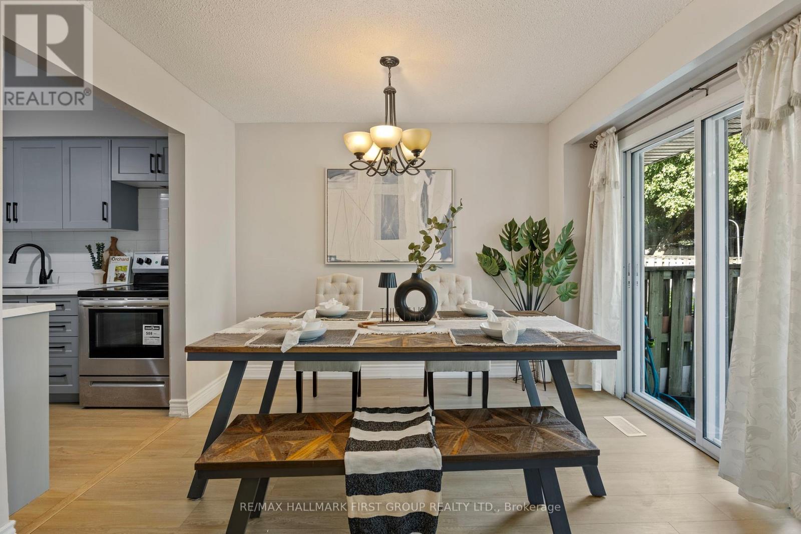 Photo 9 of 51 3025 Cedarglen Gate, Mississauga ON