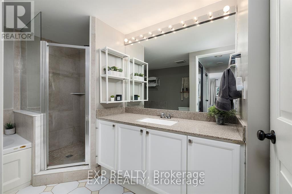 Photo 12 of 309 101 Subway Crescent, Toronto ON