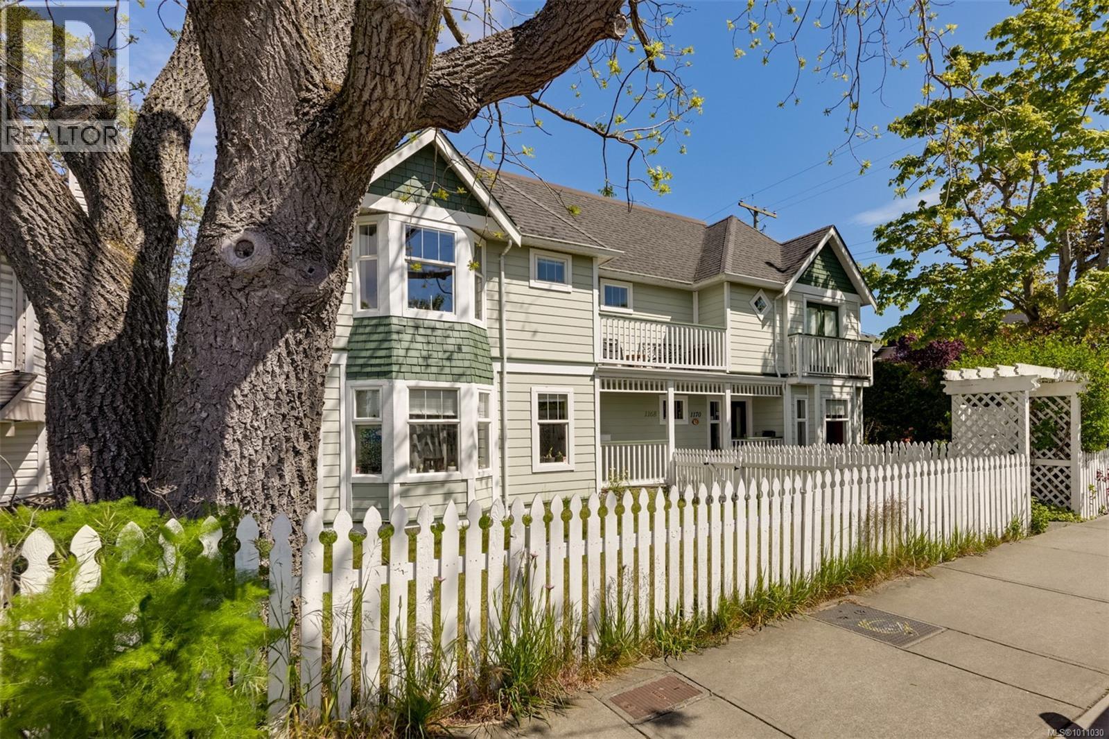  1168 Caledonia Avenue, Victoria