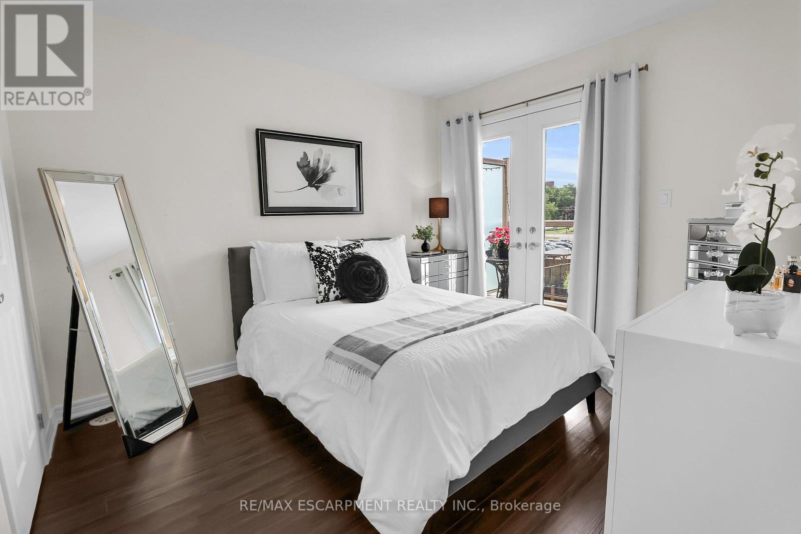 Photo 5 of 10 5016 Serena Drive, Lincoln ON