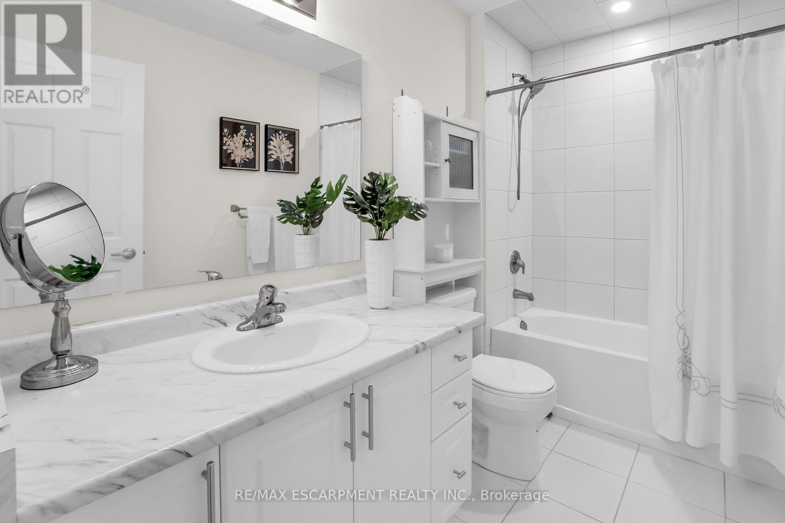Photo 8 of 10 5016 Serena Drive, Lincoln ON