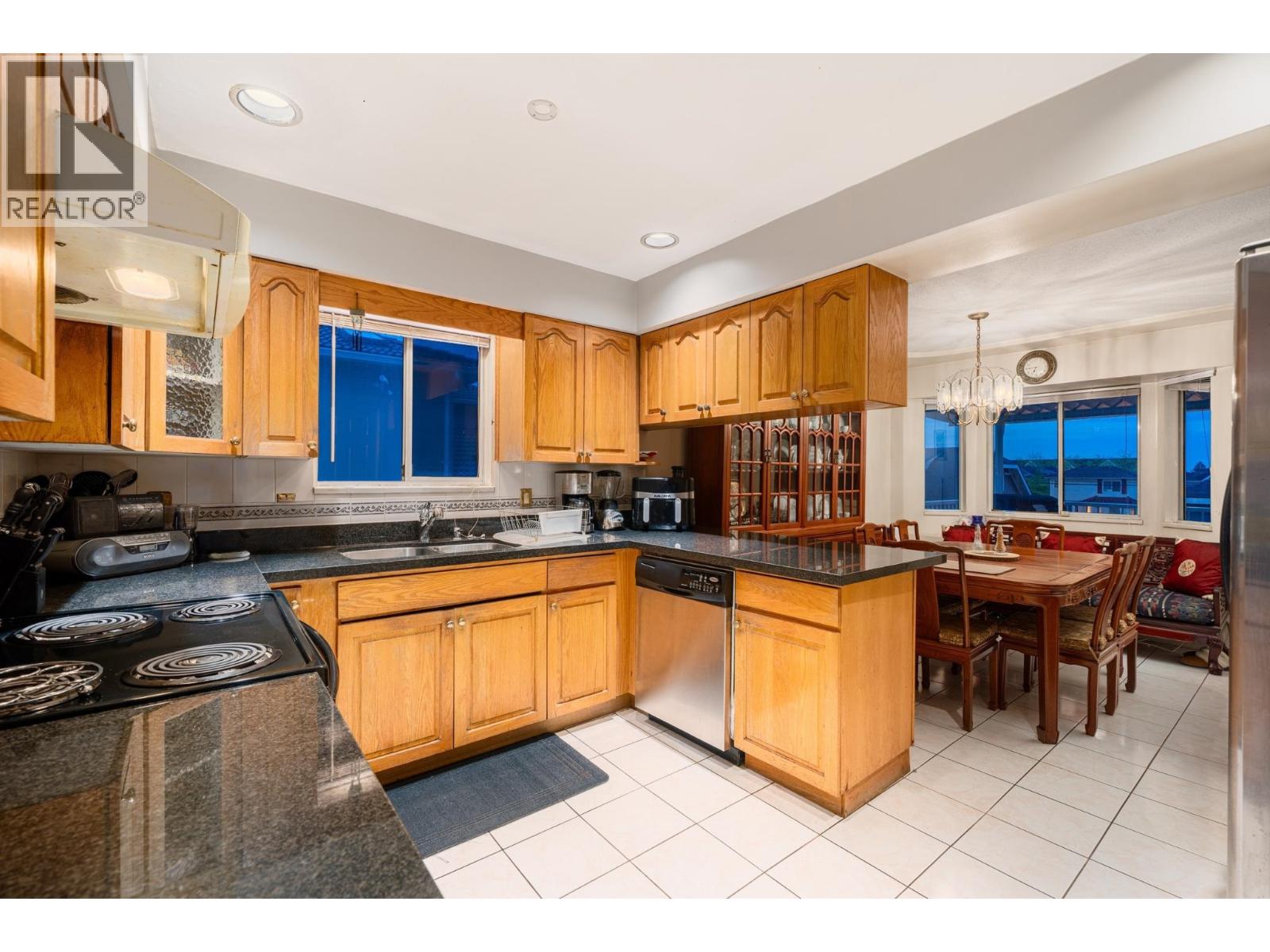 Photo 6 of 7336 16th Avenue, Burnaby BC