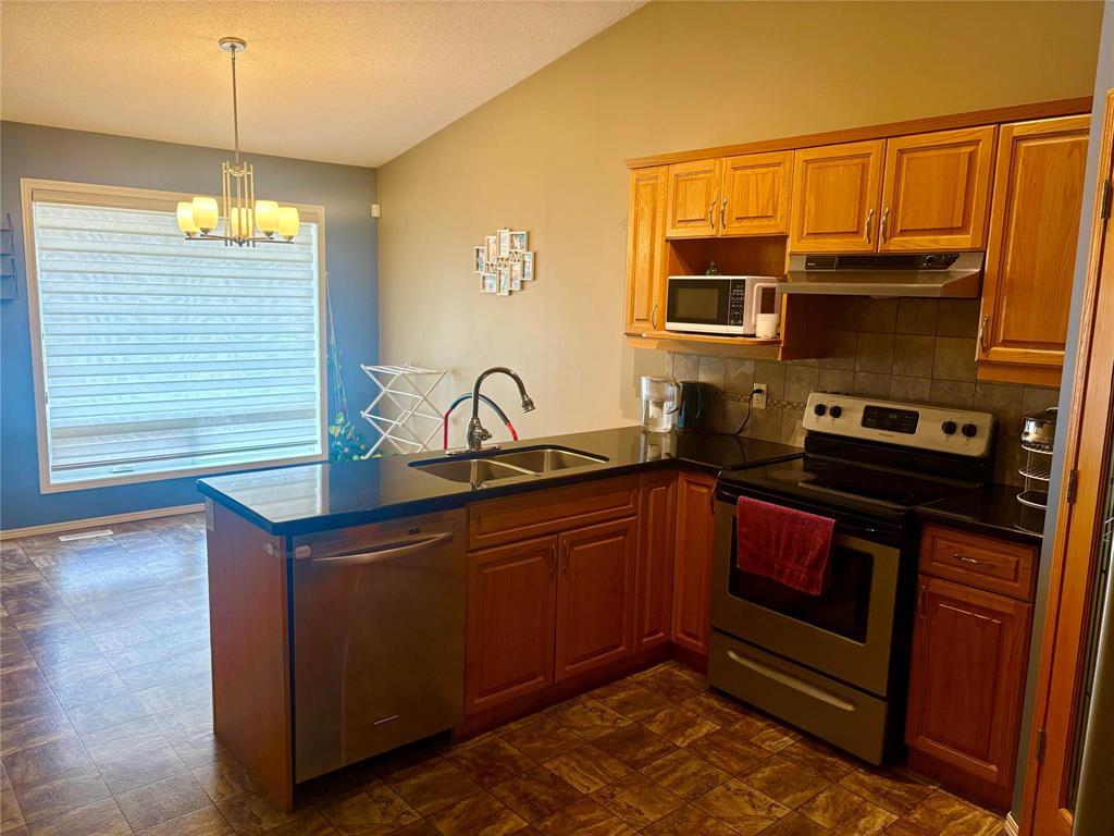Photo 1 of 102 Filbert Crescent, Winnipeg MB