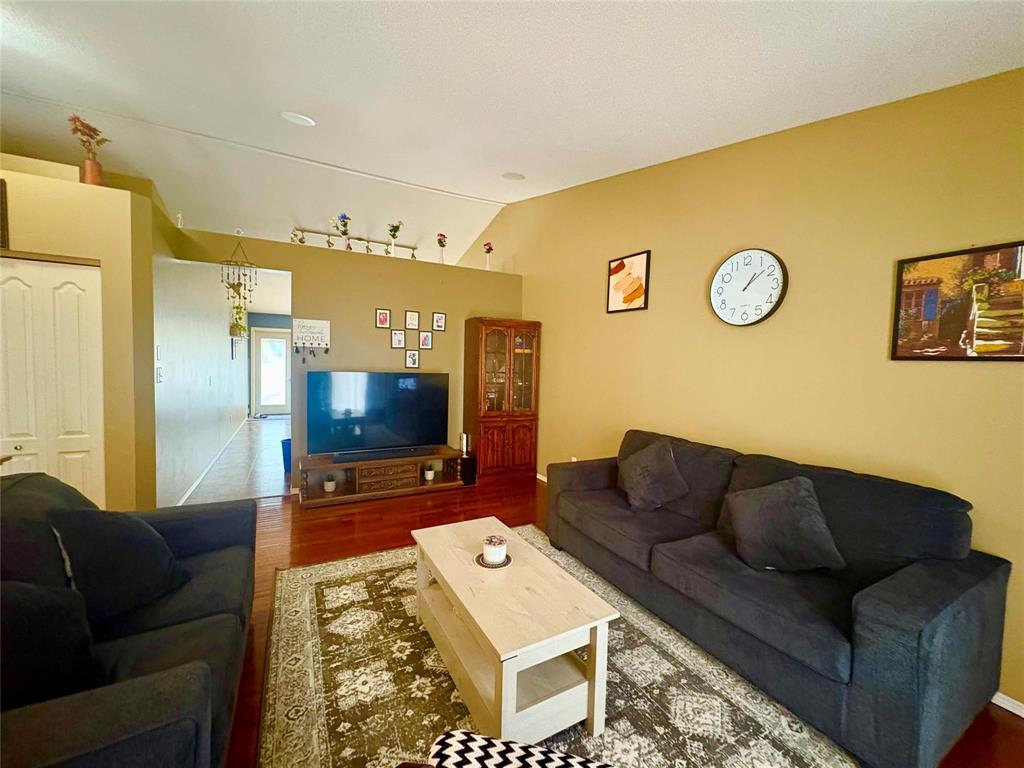 Photo 25 of 102 Filbert Crescent, Winnipeg MB