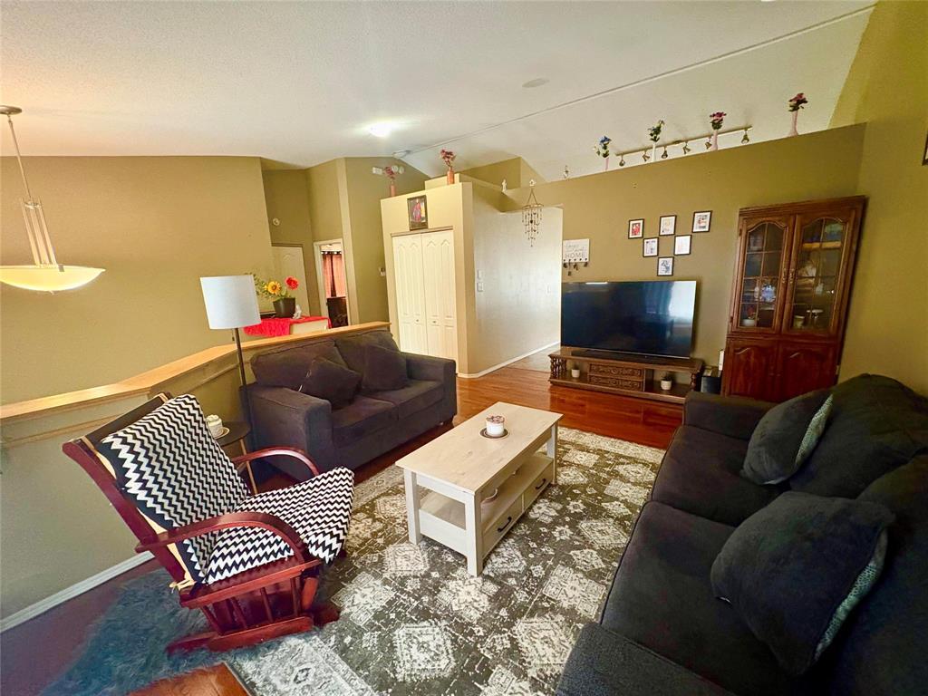 Photo 3 of 102 Filbert Crescent, Winnipeg MB