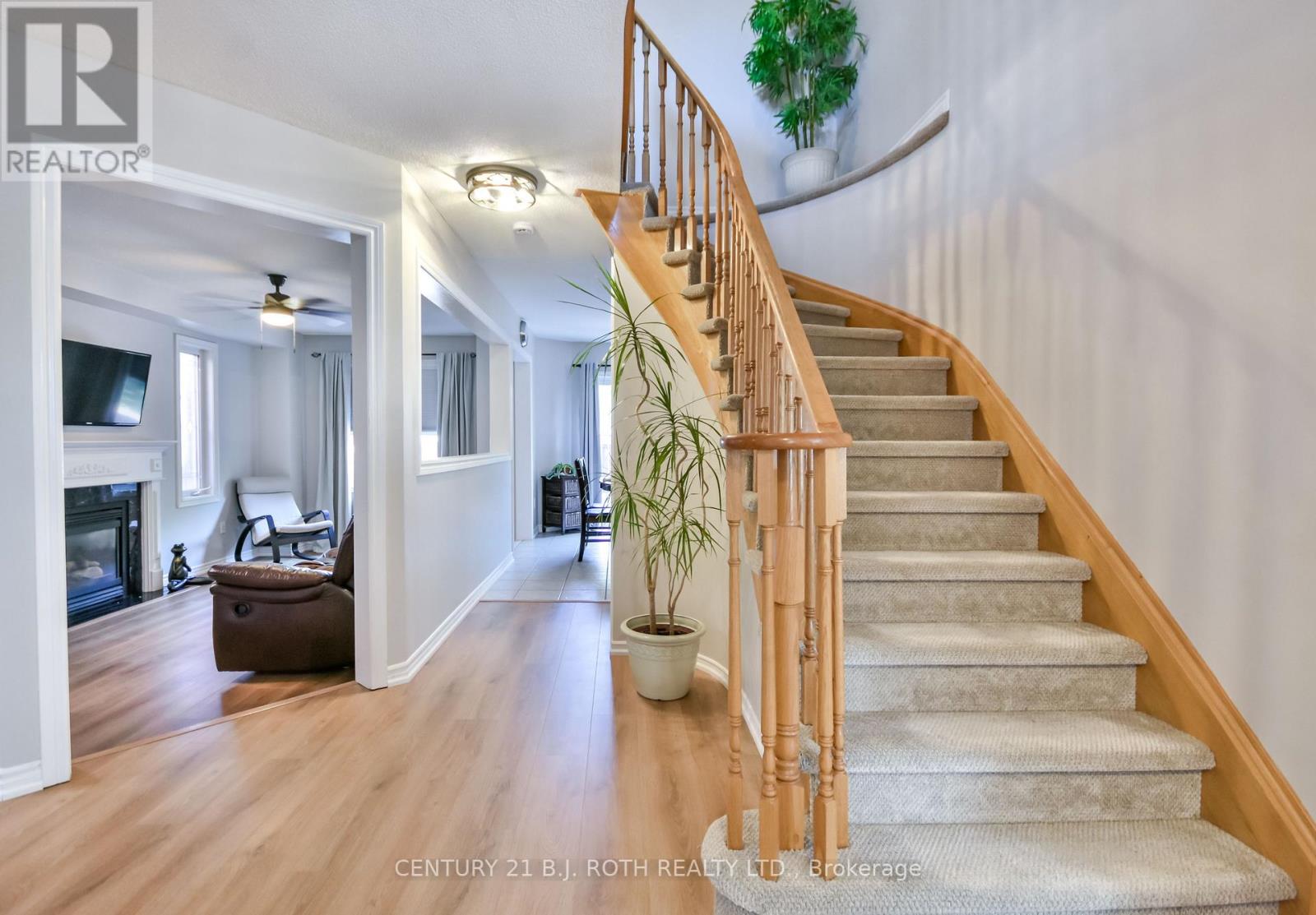 Photo 17 of 28 Shaina Court, Barrie ON