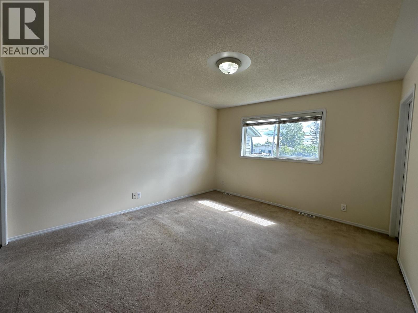 Photo 6 of 9111 107 Avenue, Fort St John BC