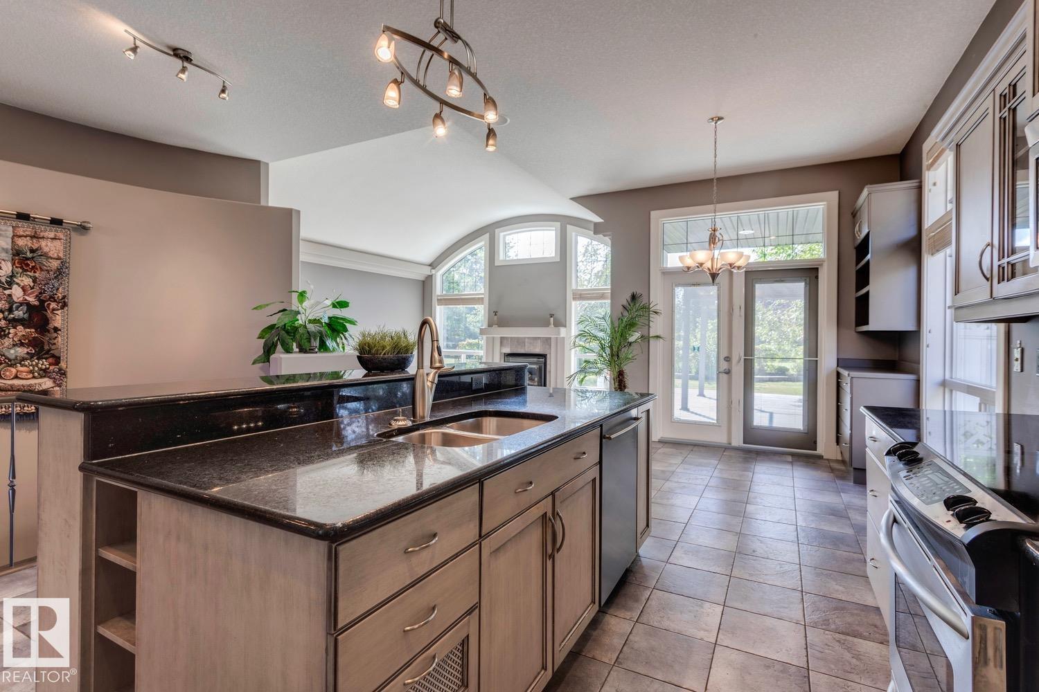 Photo 6 of 1832 Bowman Pt Sw, Edmonton AB