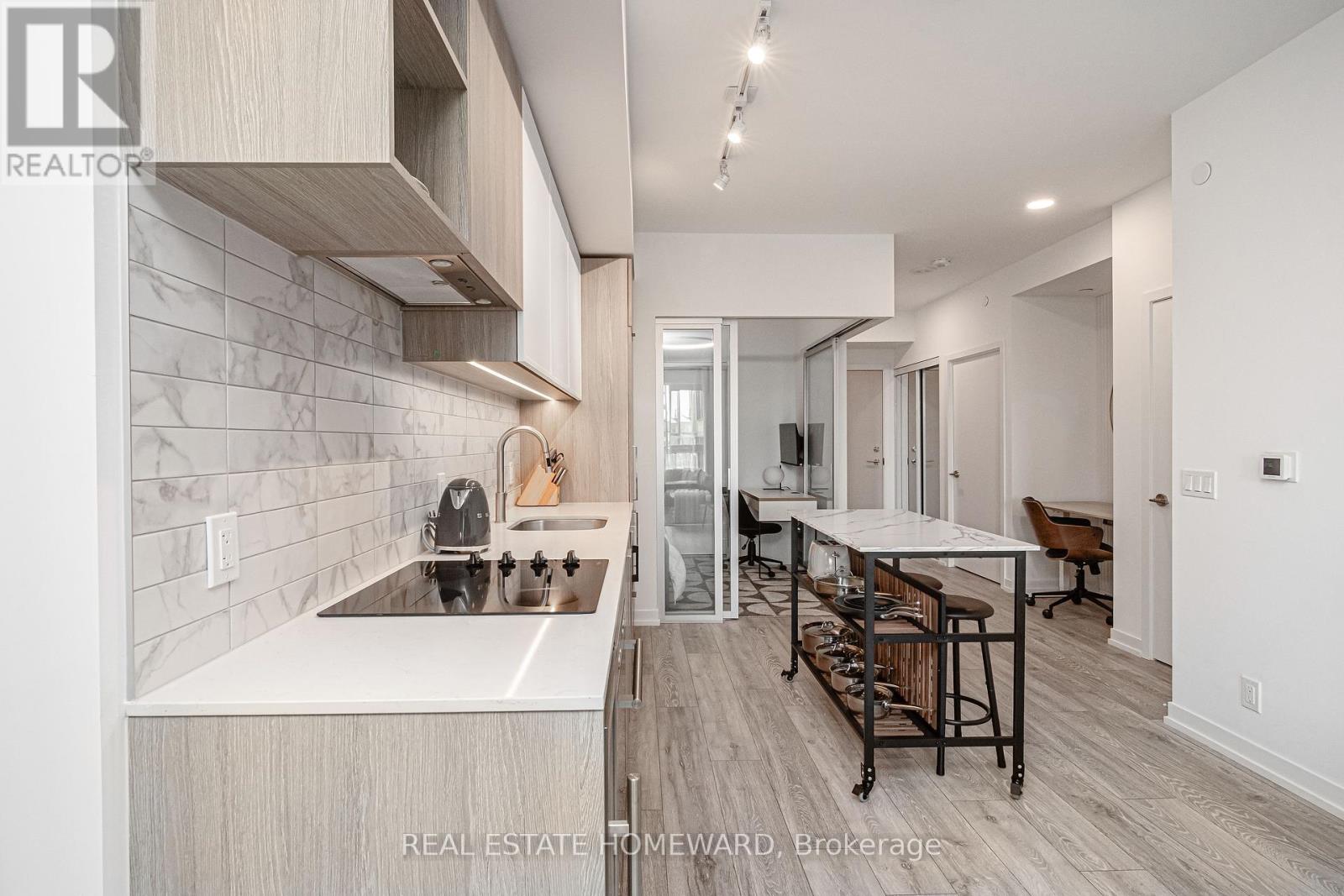Photo 15 of 502 2020 Bathurst Street, Toronto ON