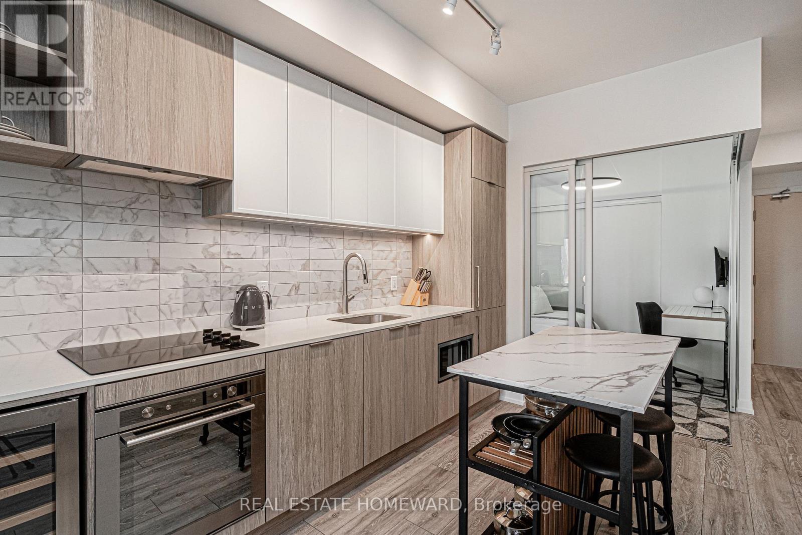 Photo 3 of 502 2020 Bathurst Street, Toronto ON