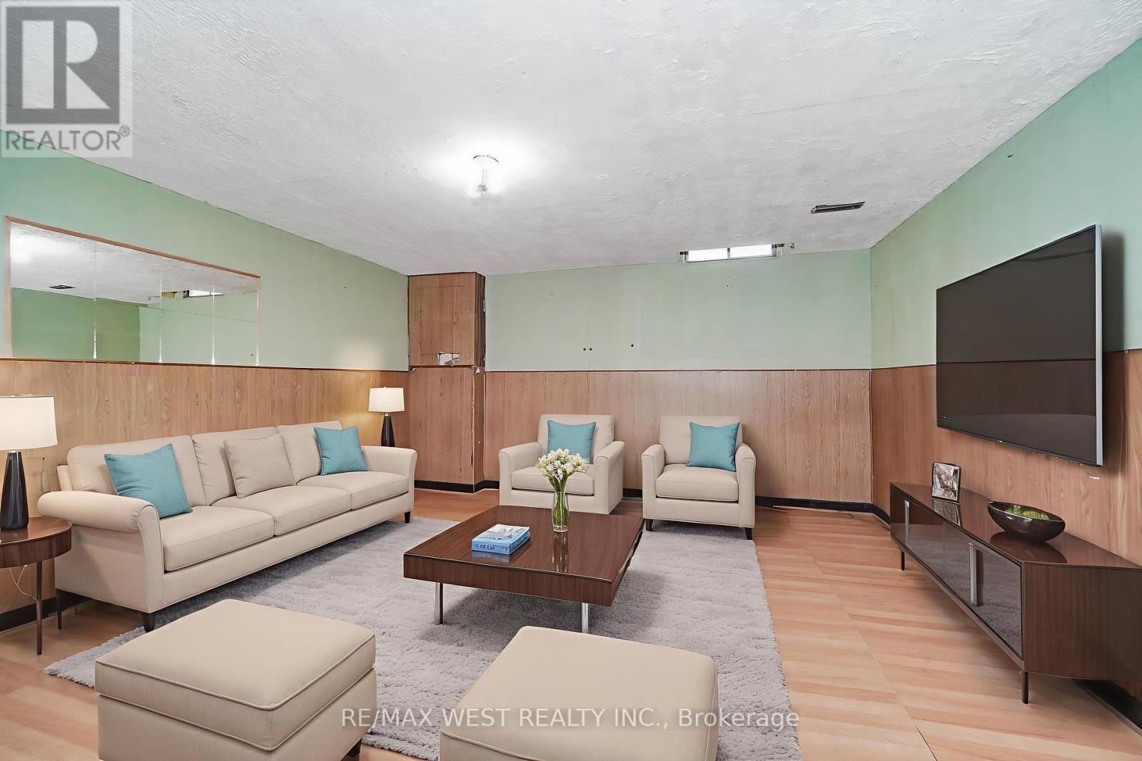 Photo 5 of 18 Stanbridge Court, Toronto ON