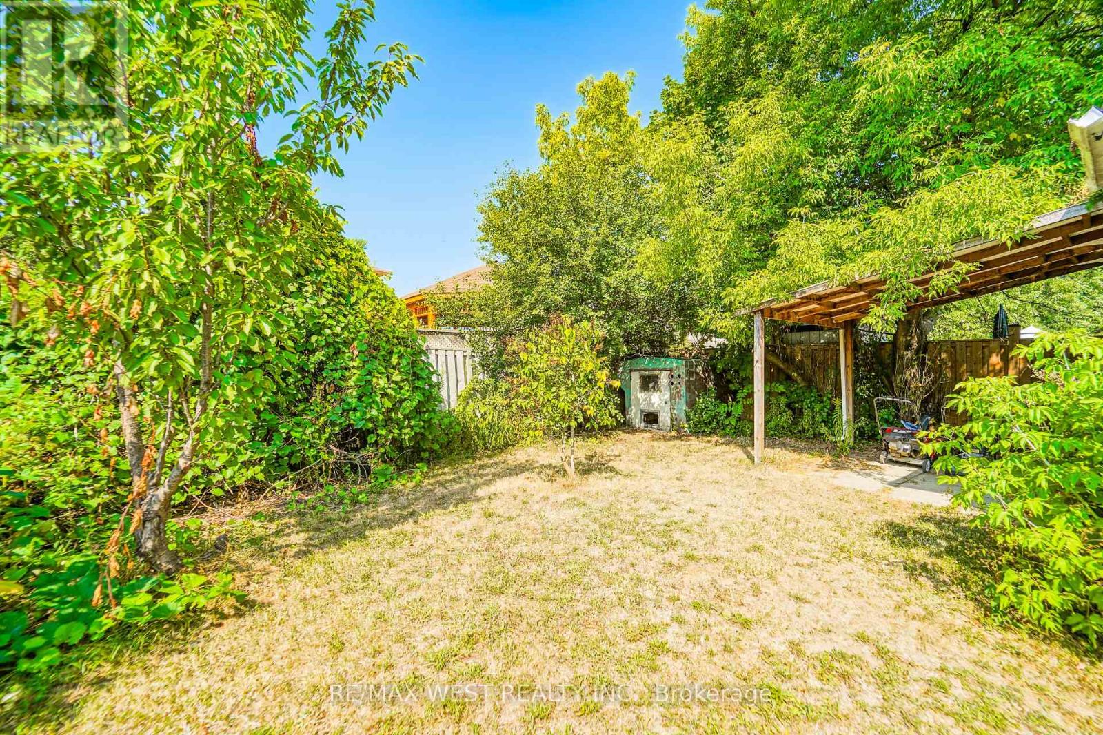 Photo 6 of 18 Stanbridge Court, Toronto ON