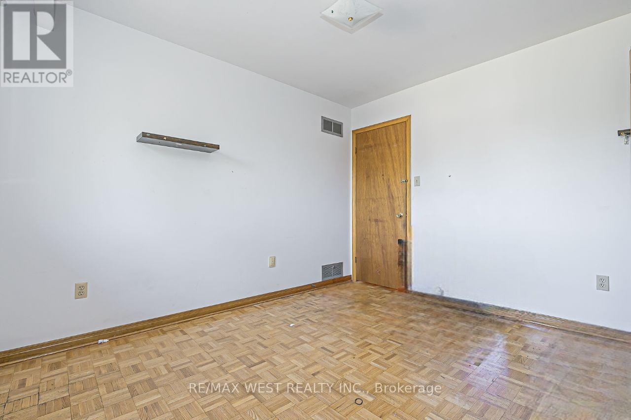 Photo 8 of 99 Fairglen Avenue, Toronto ON