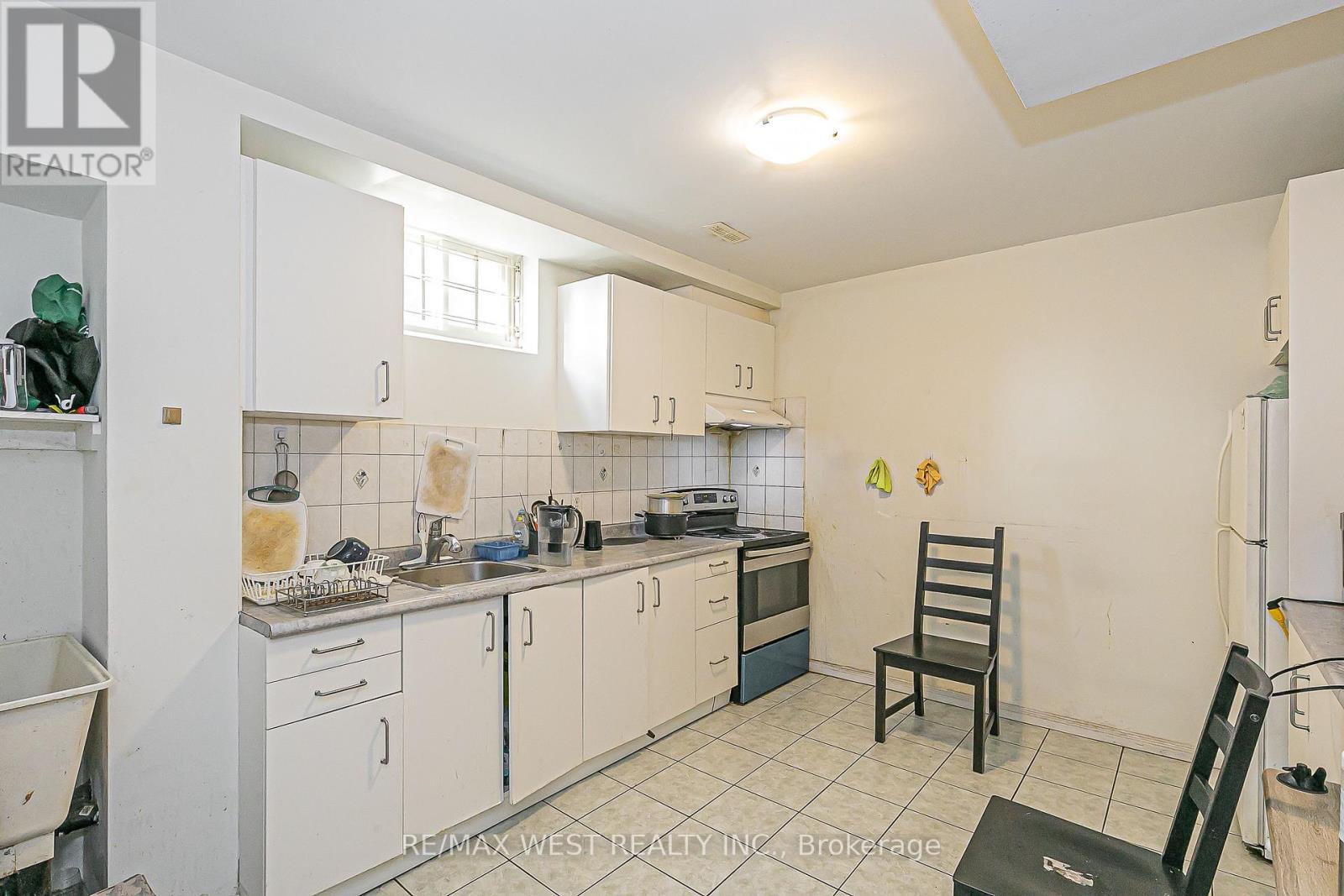 Photo 5 of 99 Fairglen Avenue, Toronto ON
