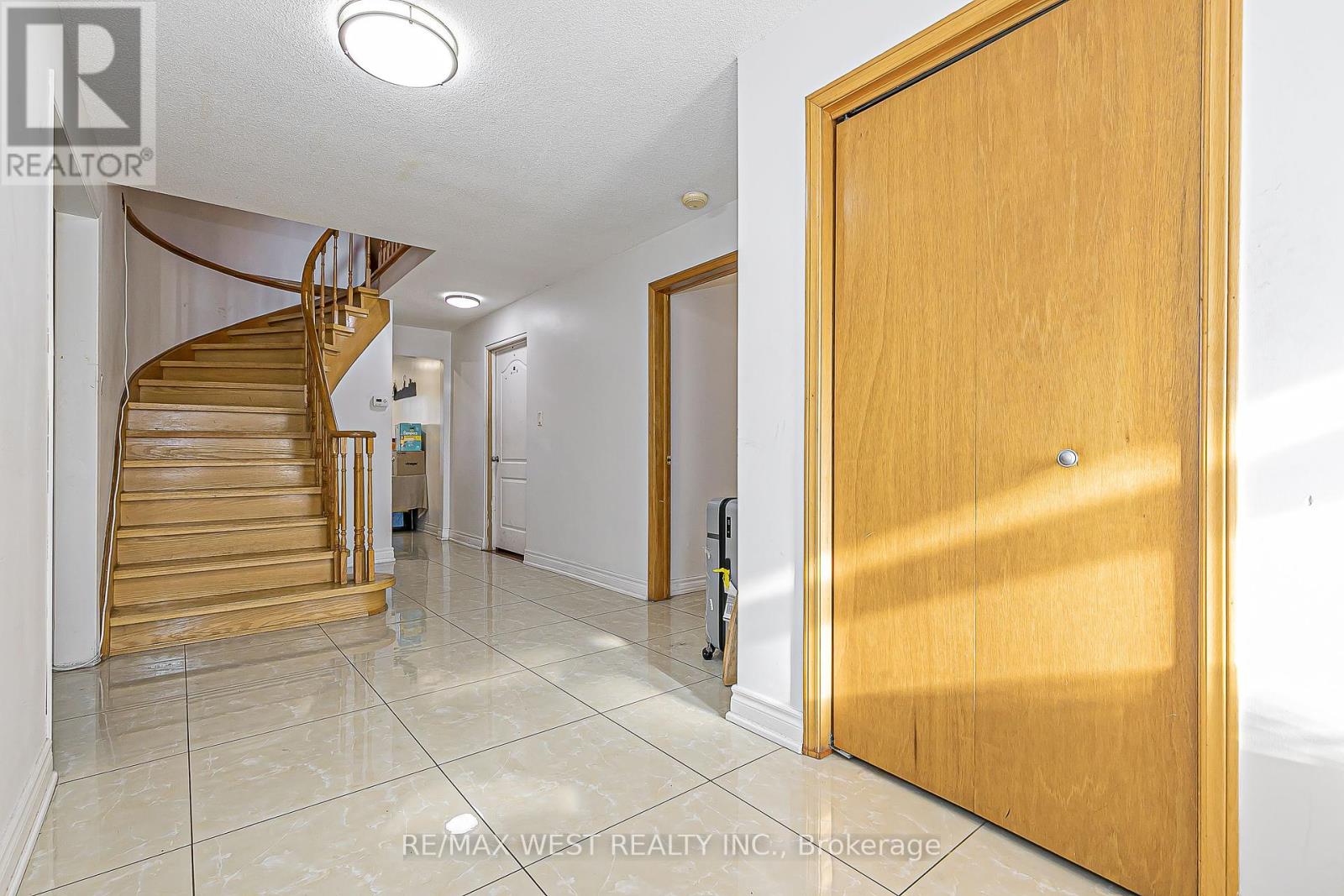 Photo 14 of 99 Fairglen Avenue, Toronto ON