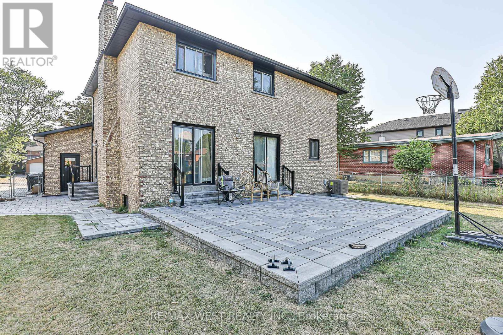 Photo 25 of 99 Fairglen Avenue, Toronto ON