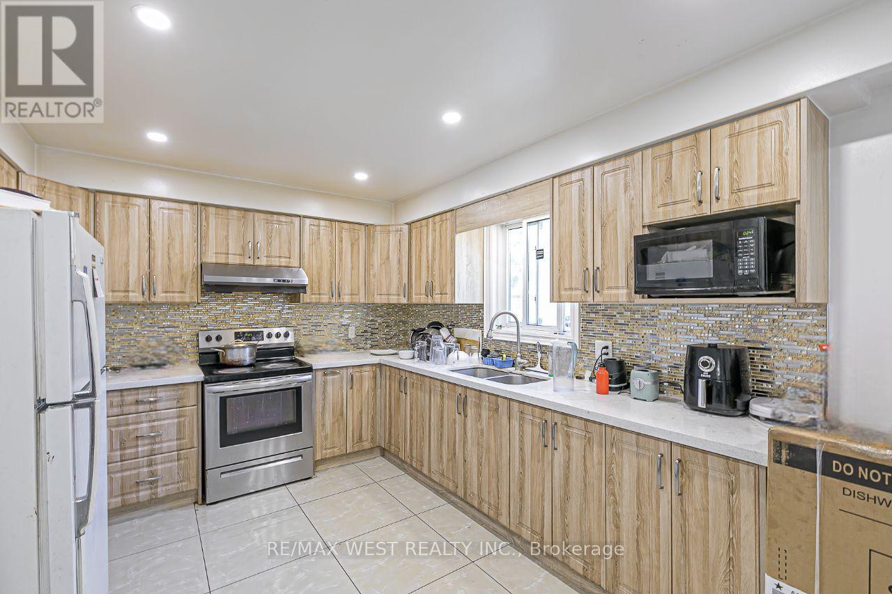 Photo 16 of 99 Fairglen Avenue, Toronto ON