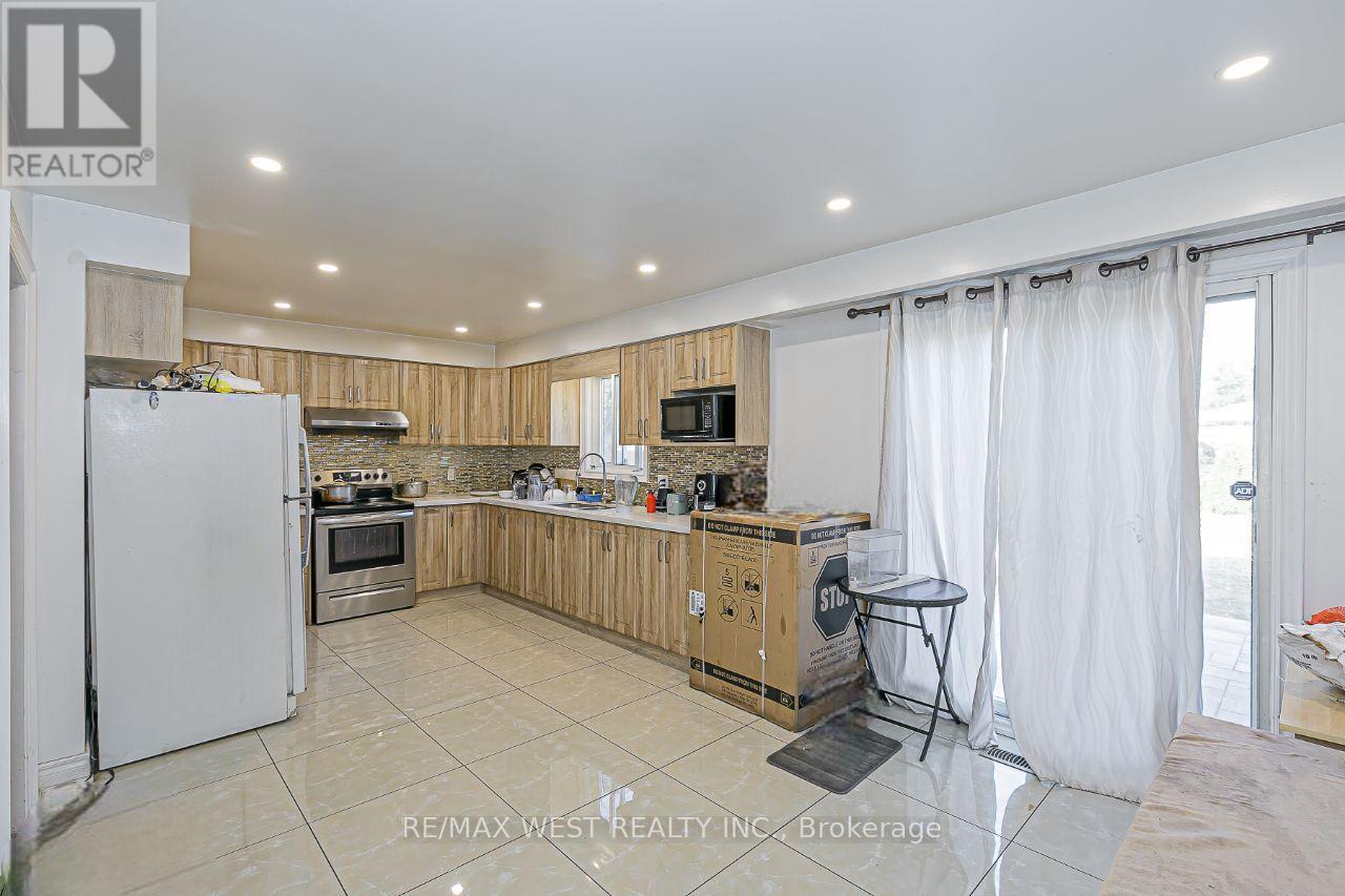 Photo 10 of 99 Fairglen Avenue, Toronto ON